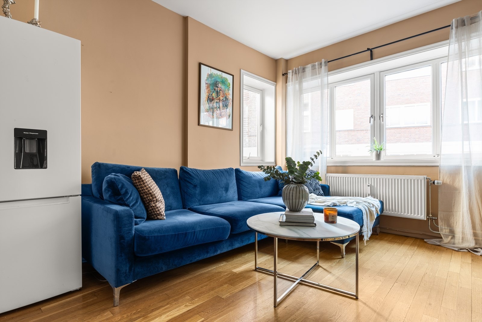 Leiligheten ligger fint og usjenert til i byggets høye 1.etasje med enkel adkomst, fin standard, to gode soverom og nyoppusset bad fra 2025 med flotte detaljer. Galleribilde