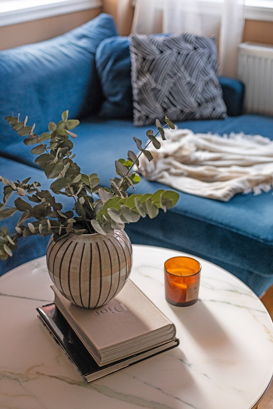 Stuen har god plass til stor sofagruppe og stort spisebord, samt tilhørende møblement. Galleribilde