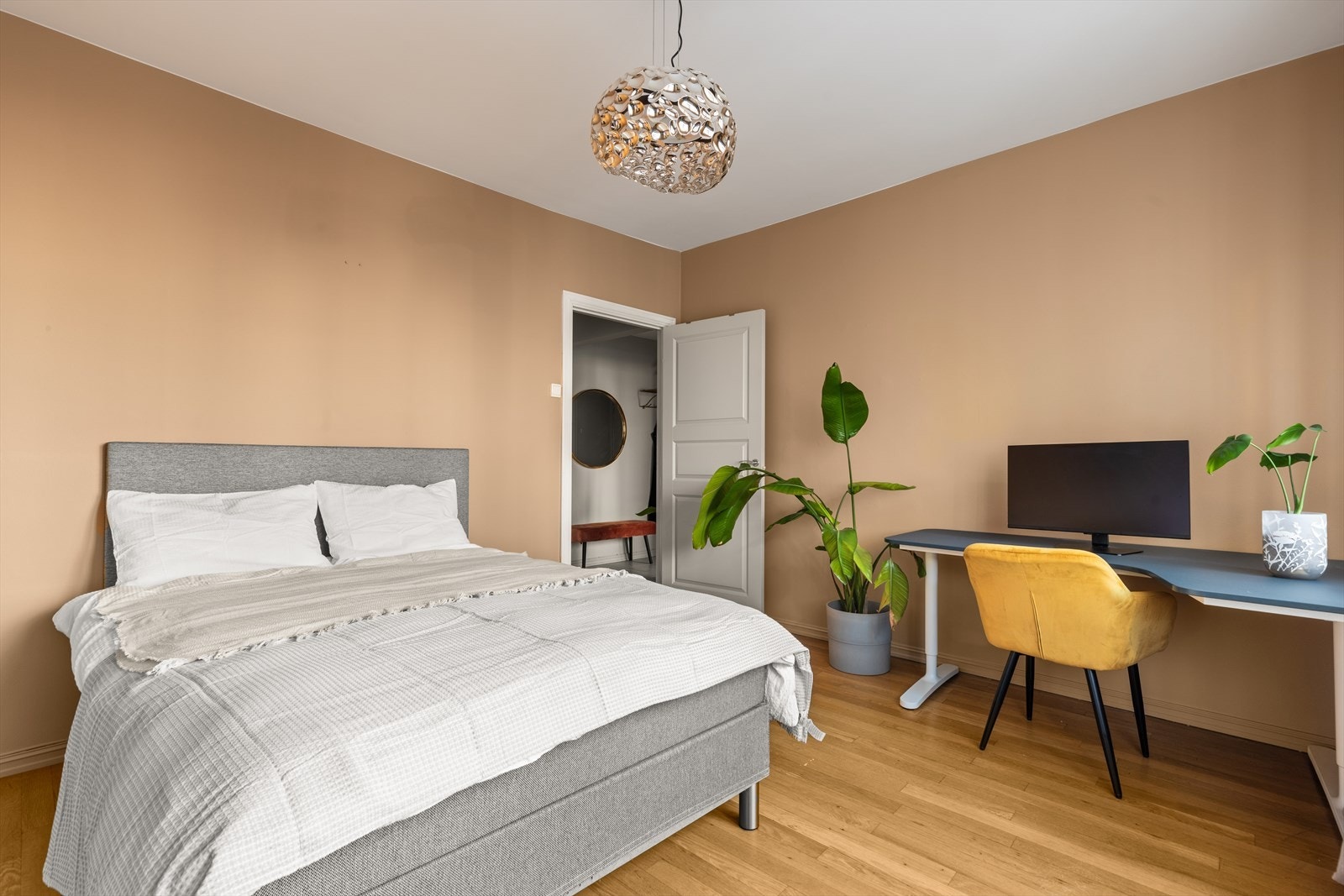 Hovedsoverommet har god plass til dobbeltseng, tilhørende møblement og garderobeløsninger. Galleribilde