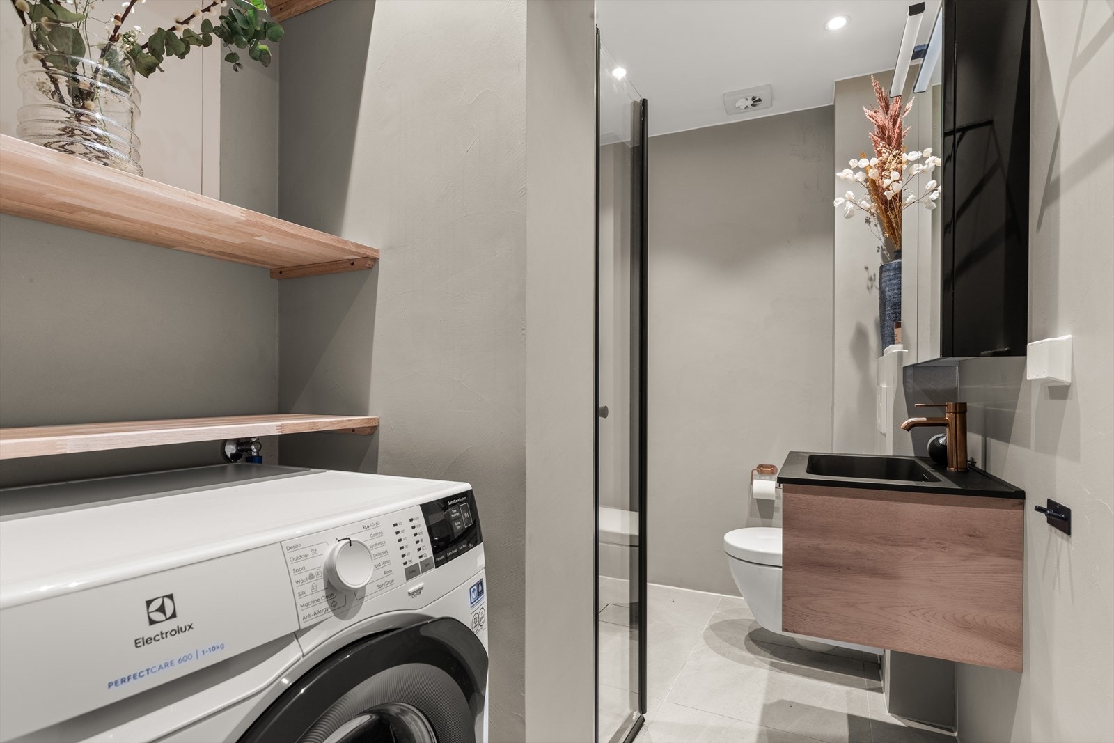 Delikat og nyoppusset bad fra 2025. Badet har en flott finish med stor innfellbar dusjnisje, gulvvarme, opplegg for vaskemaskin/tørketrommel, vegghengt wc og servant innredning med speilskap. Galleribilde