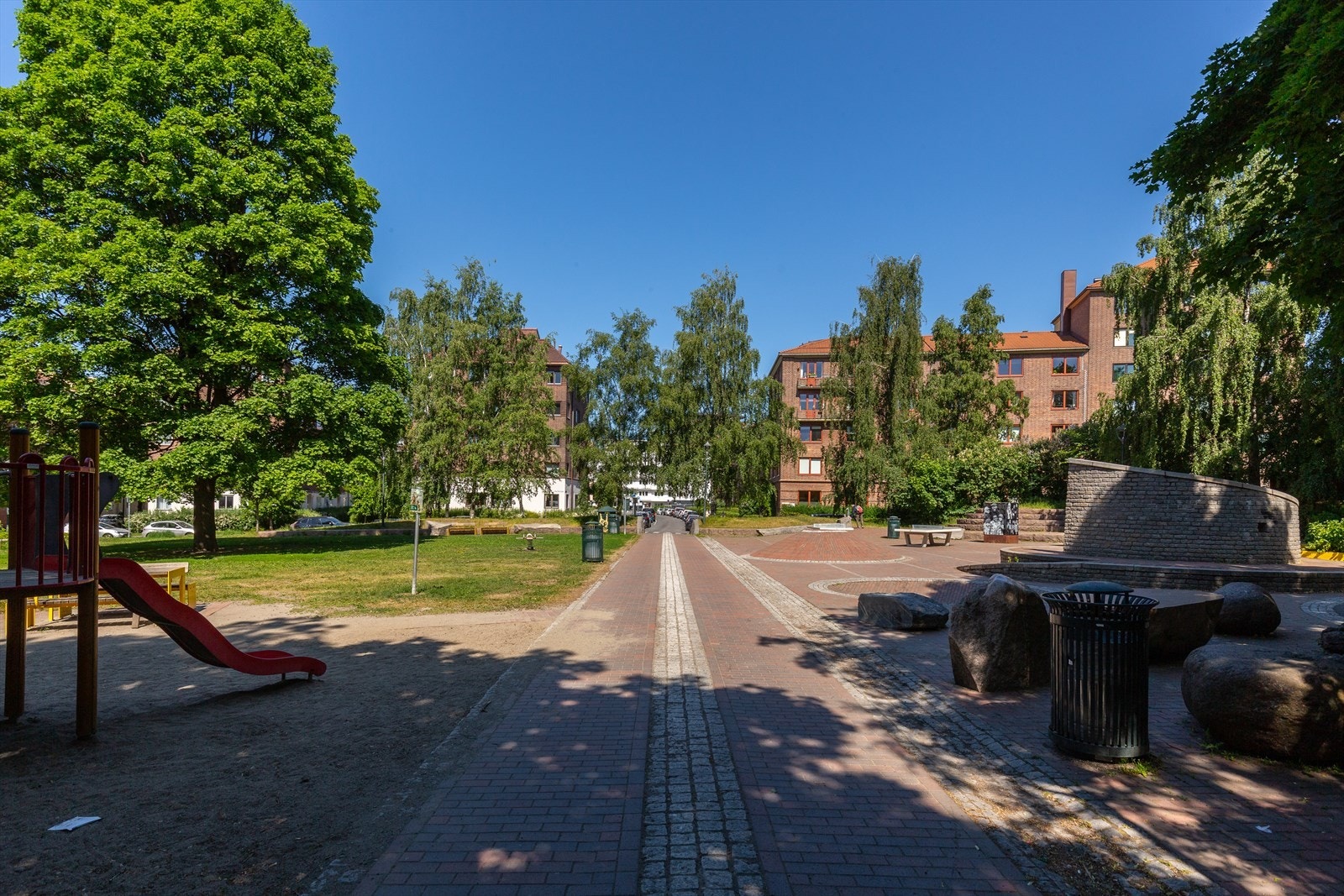 Leiligheten ligger i et populært sameie med Sommerfrydhagen og Botanisk hage som nærmeste nabo. Parkens store og flotte grøntområder egner seg ypperlig for gå eller løpeturer, tur med hunden, soling og lek. Galleribilde