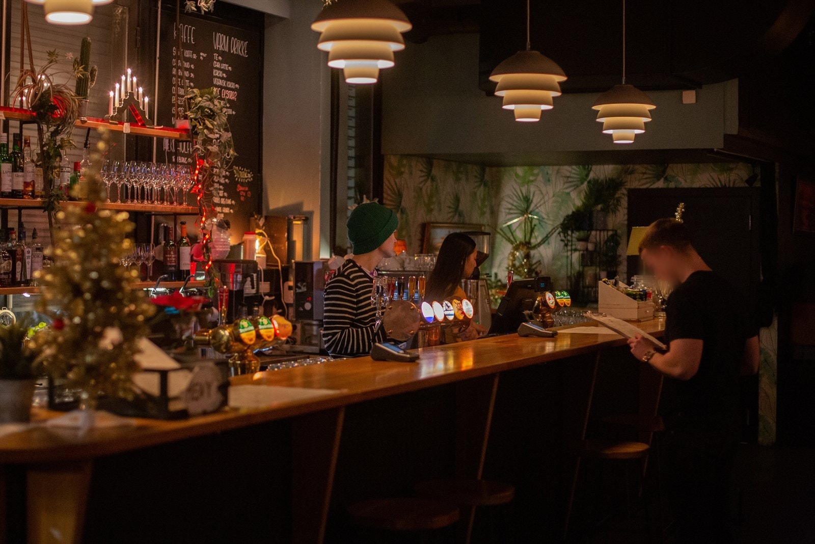 Populære Postkontoret med øl, pizza, shufflebord og quiz. Galleribilde