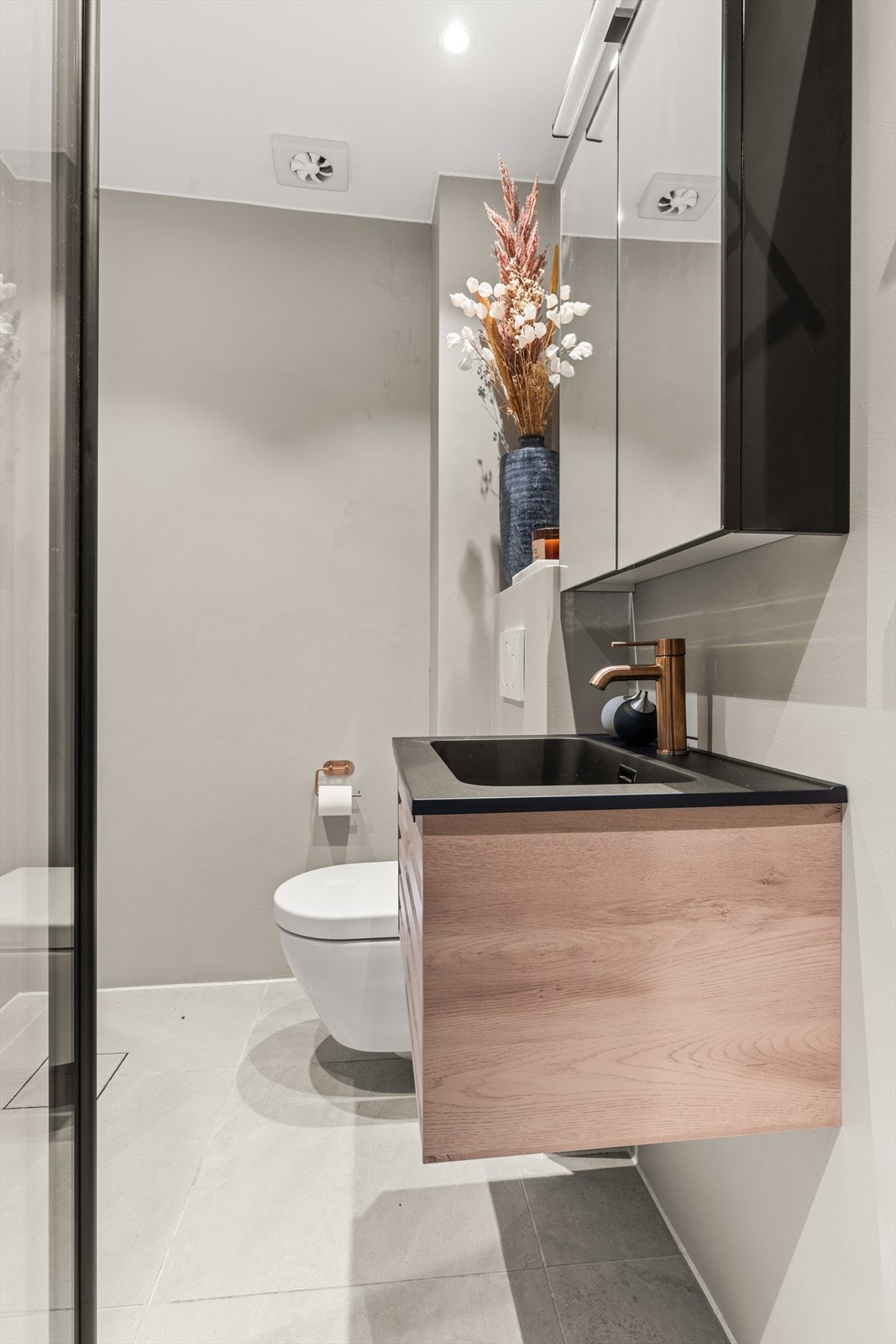 Fine fliser og mikrosement setter et flott preg på badet. Galleribilde