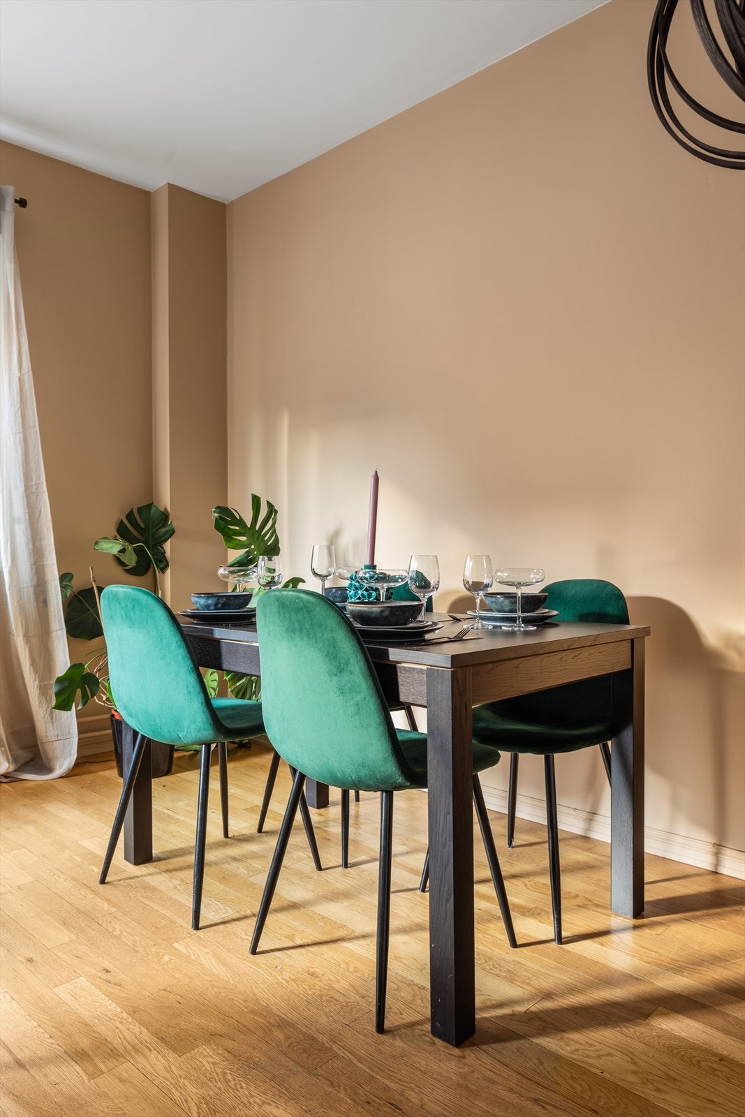 God plass til stort spisebord, perfekt for hyggelige og sosiale sammenkomster. Galleribilde