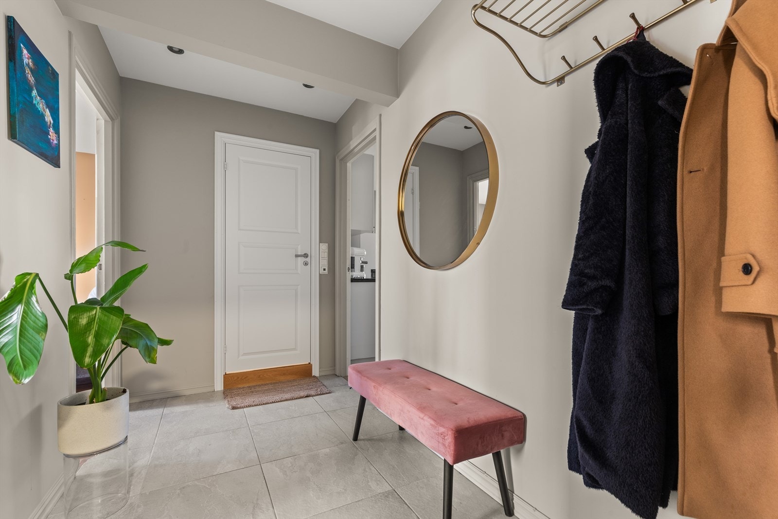 Lys og romslig flislagt entre. Galleribilde