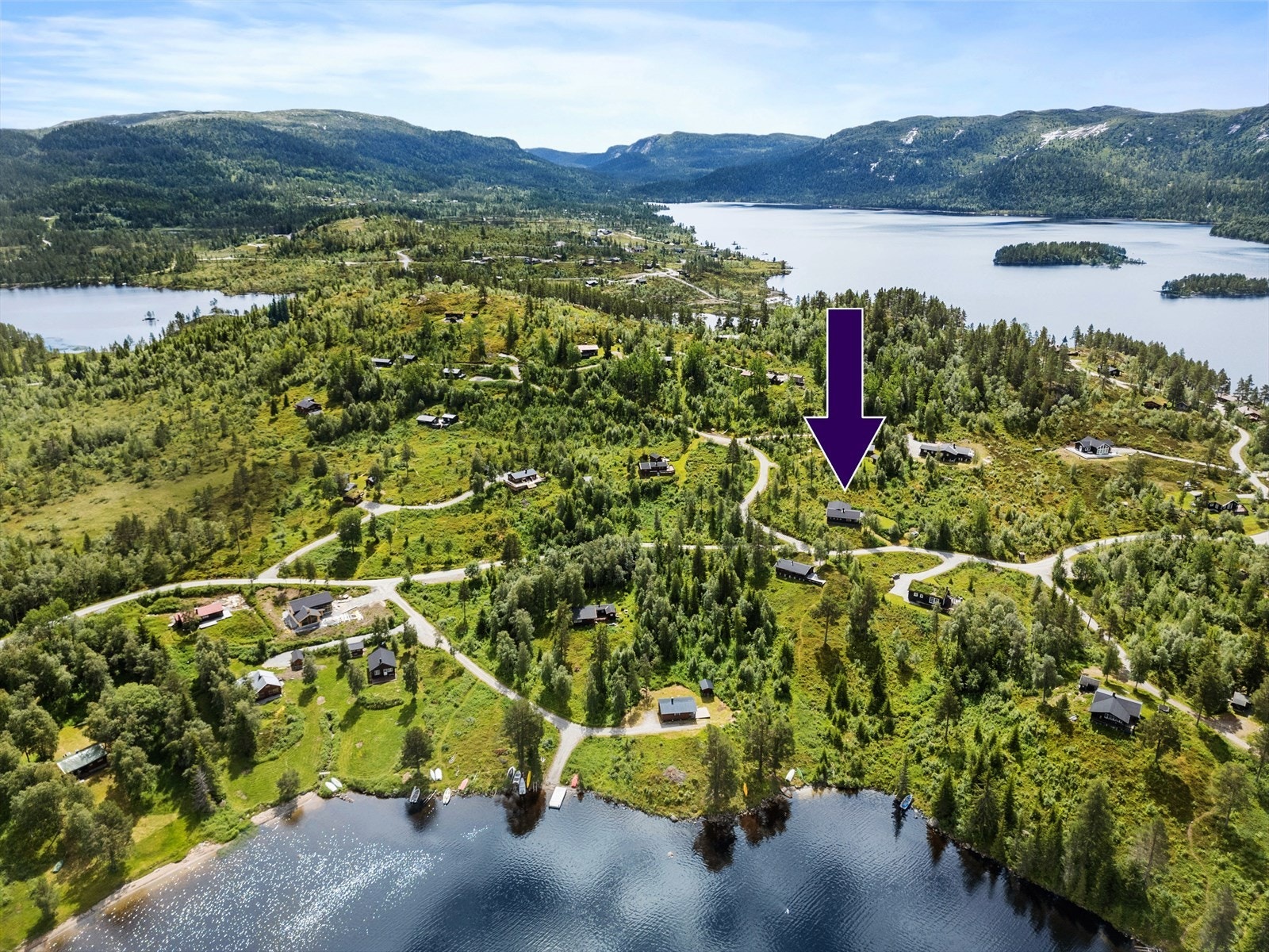 Dronebilde med hytta markert Galleribilde