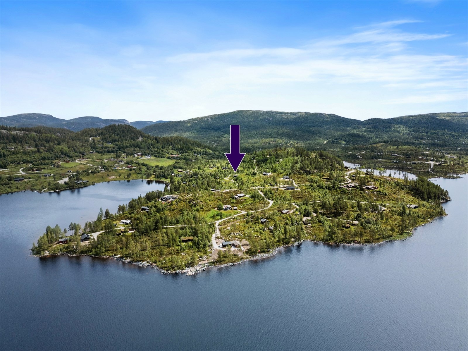 Dronebilde med hytta markert Galleribilde