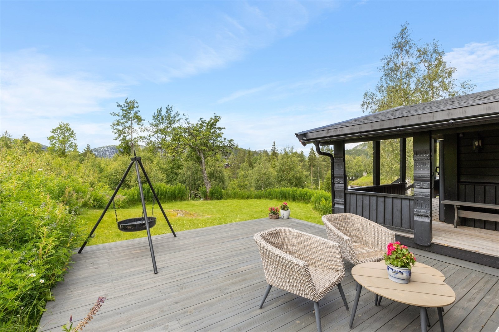 Terrasse ned god plass til sittegrupper Galleribilde