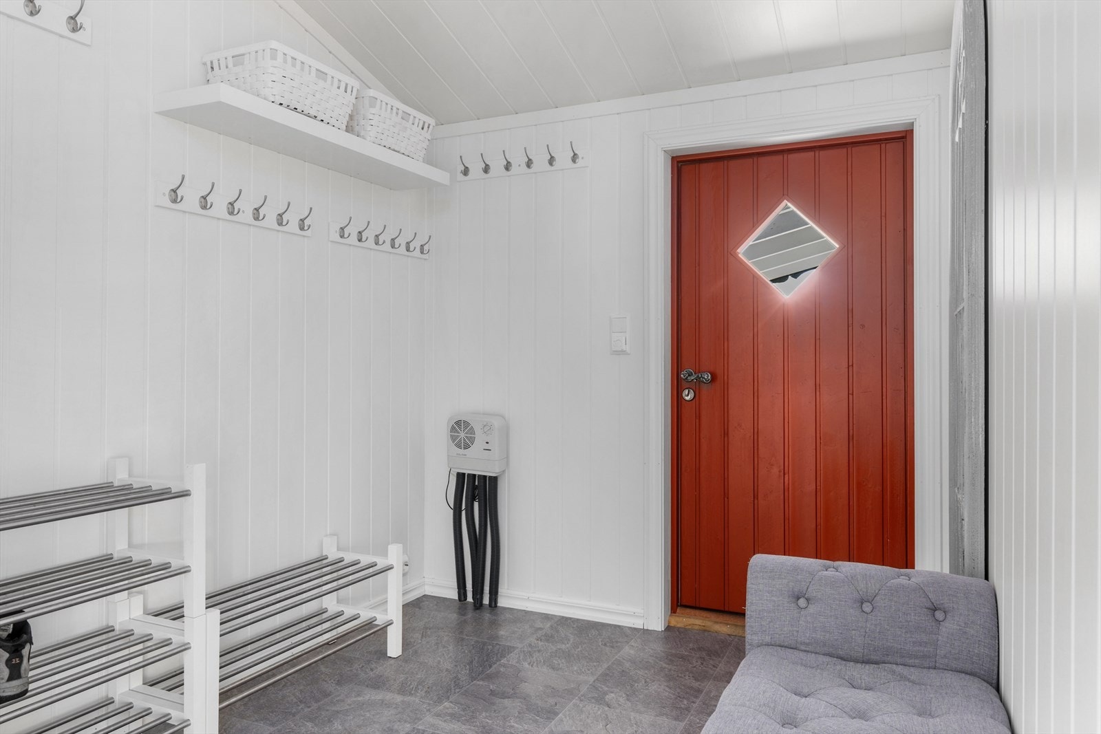 Romslig gang med god plass til å henge fra seg yttertøy Galleribilde