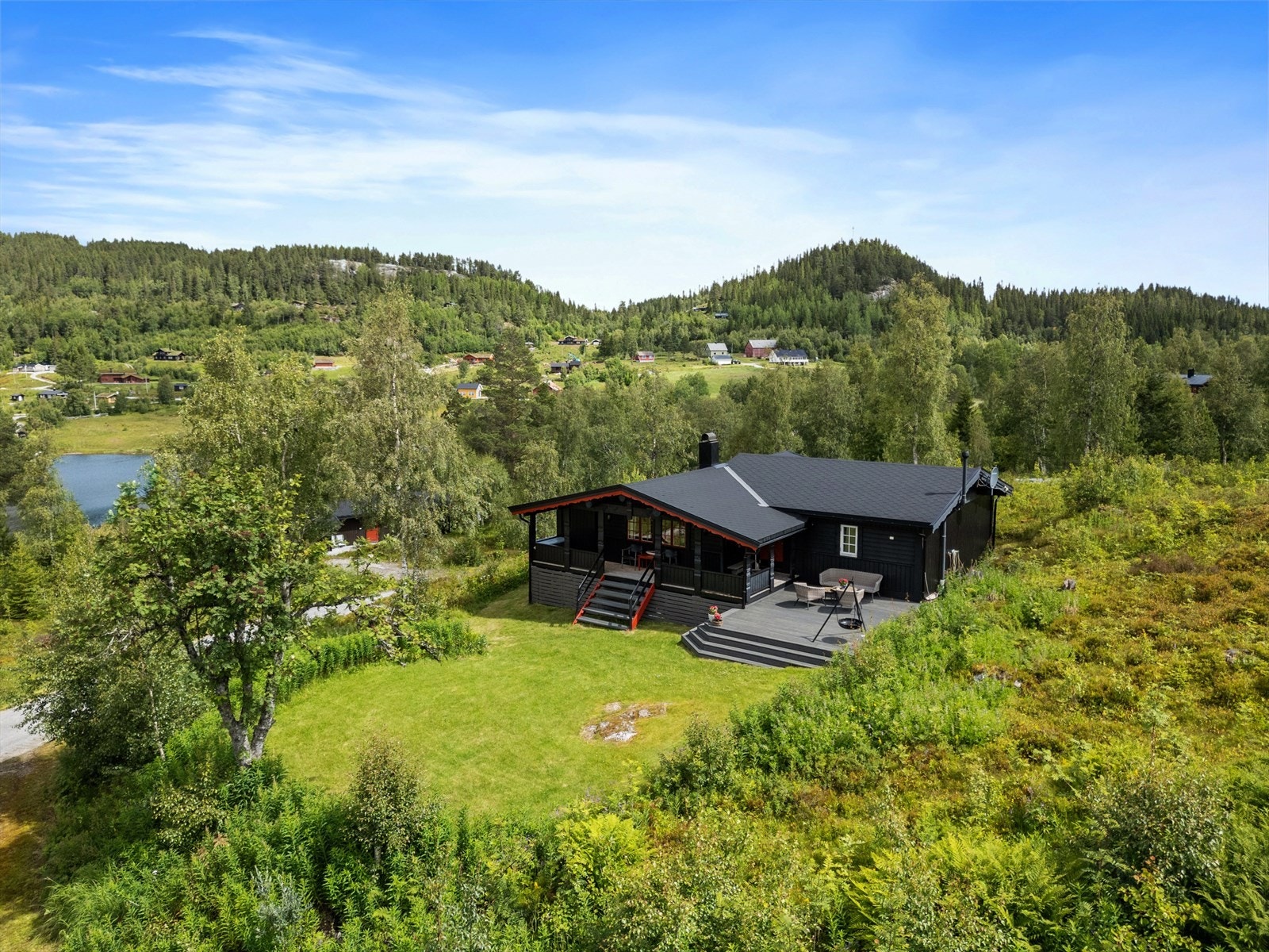 Hytta ligger like i nærheten av Birtevann og har flott utsikt fra stuevinduer over vannet Galleribilde