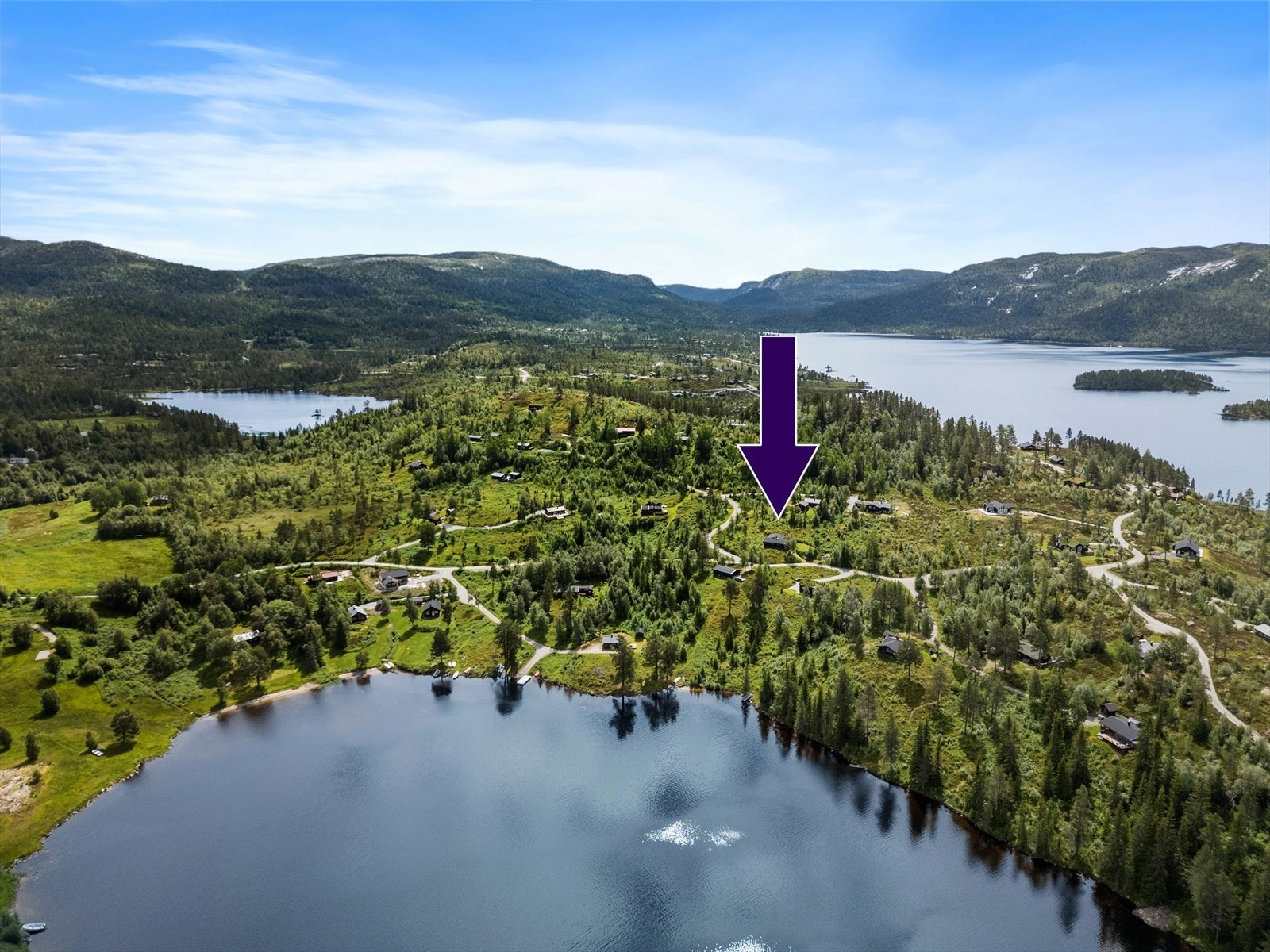 Dronebilde med hytta markert Galleribilde