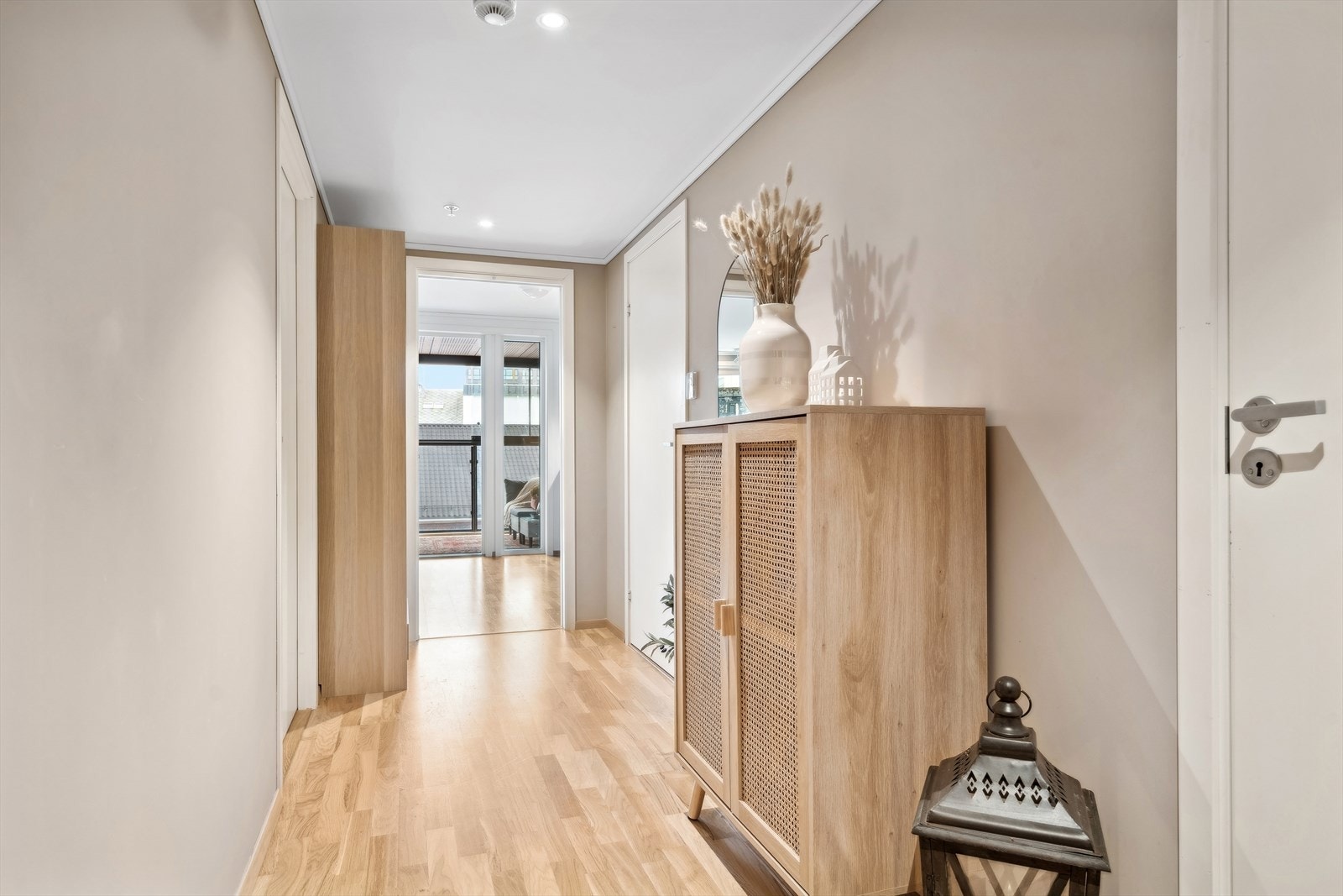 Fra entreen har du tilgang til samtlige rom i leiligheten. Galleribilde