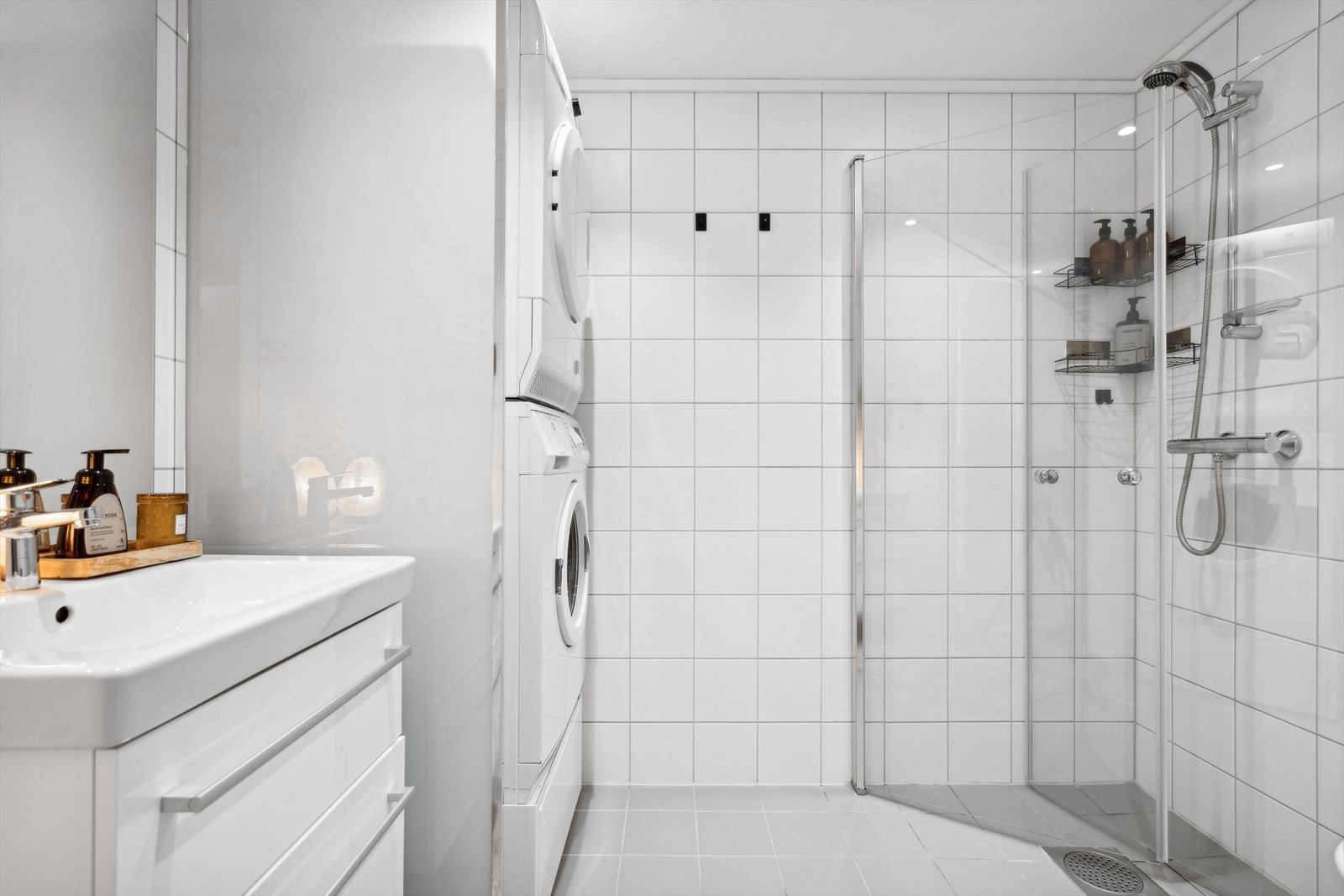 Leiligheten har er pent flislagt bad med behagelig gulvvarme. Galleribilde