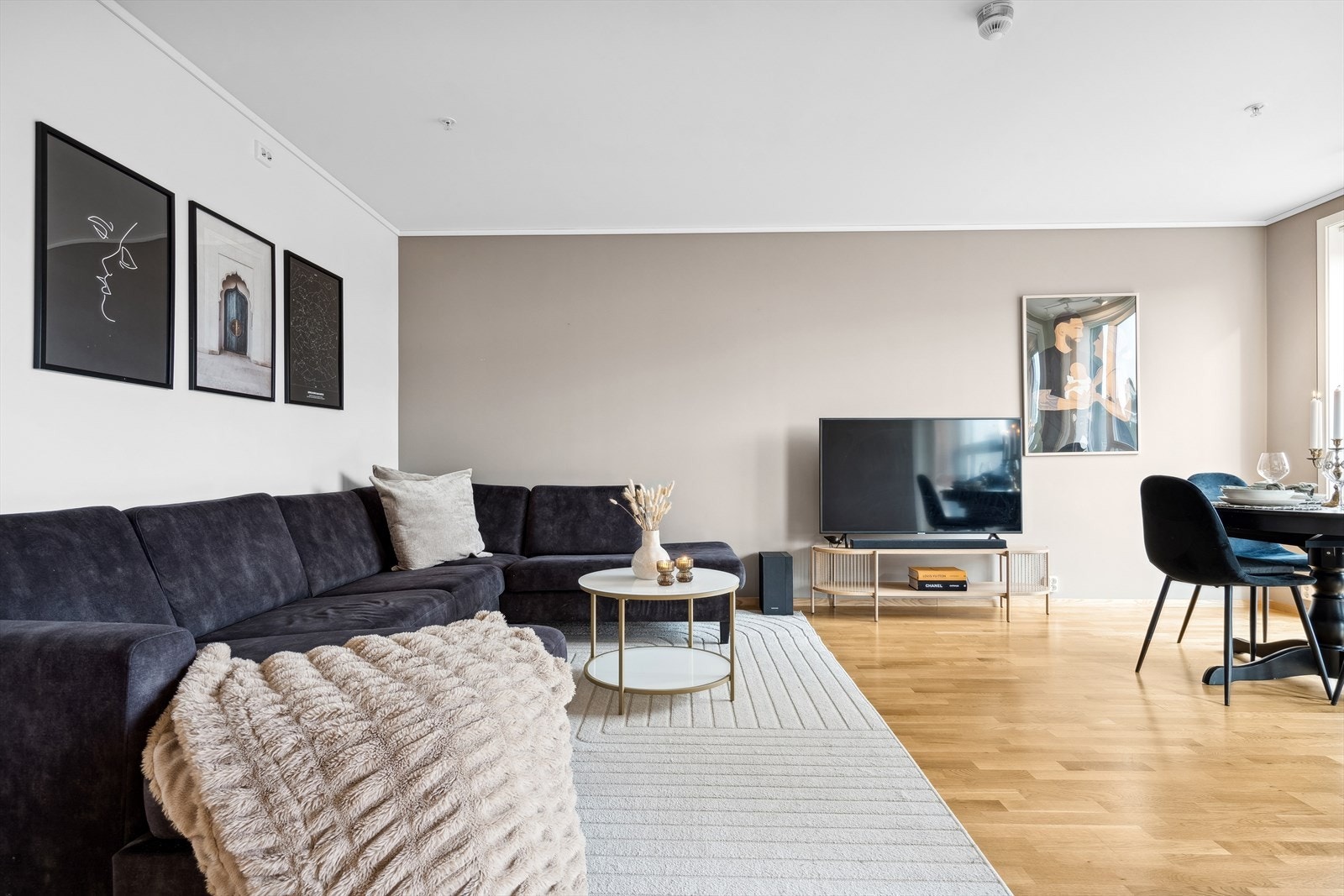 Stuen har en praktisk planløsning som gir deg plass til å møblere med både sofagruppe og spisebord. Galleribilde