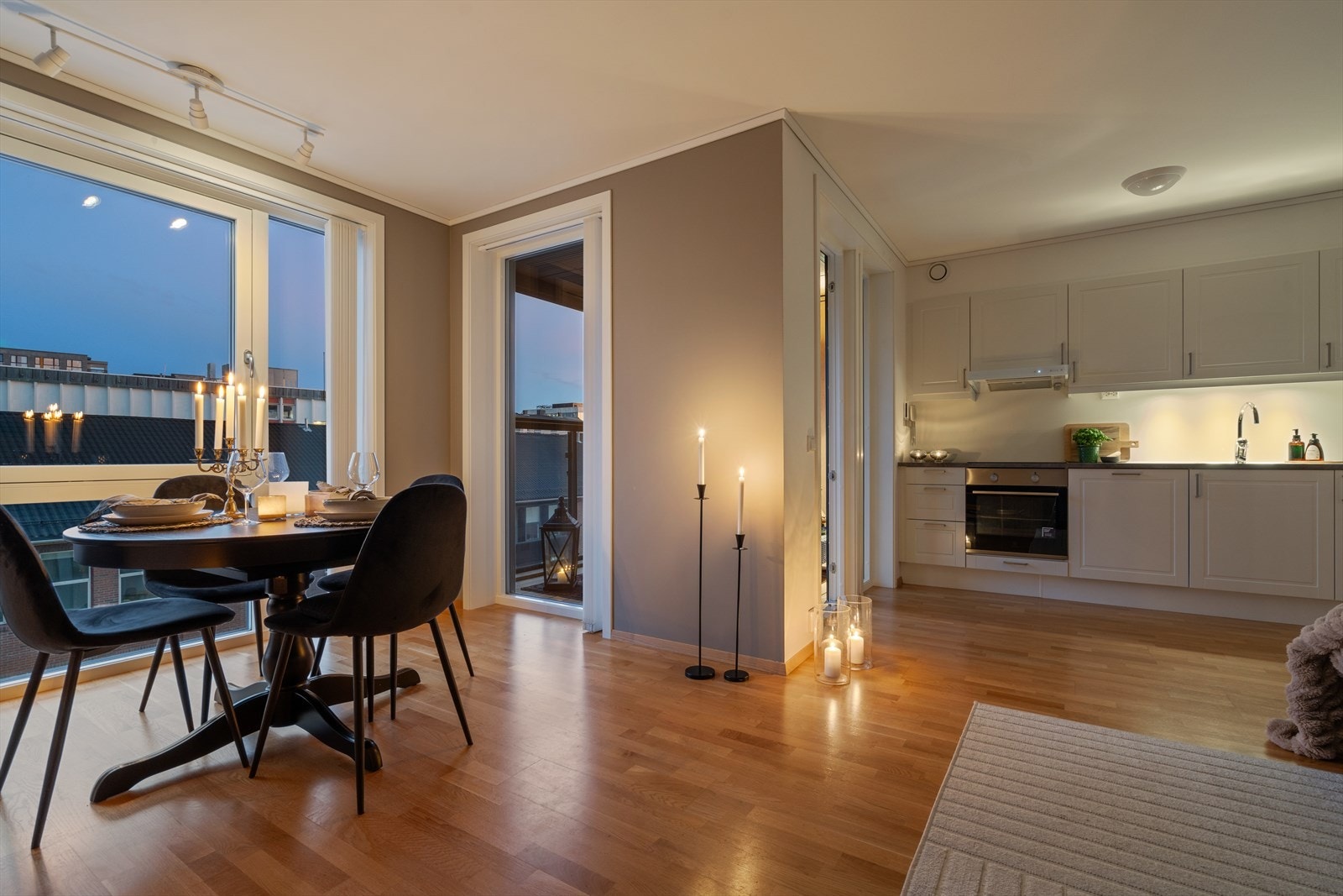 Stuen og kjøkkenet er i en sosial og åpen løsning. Galleribilde