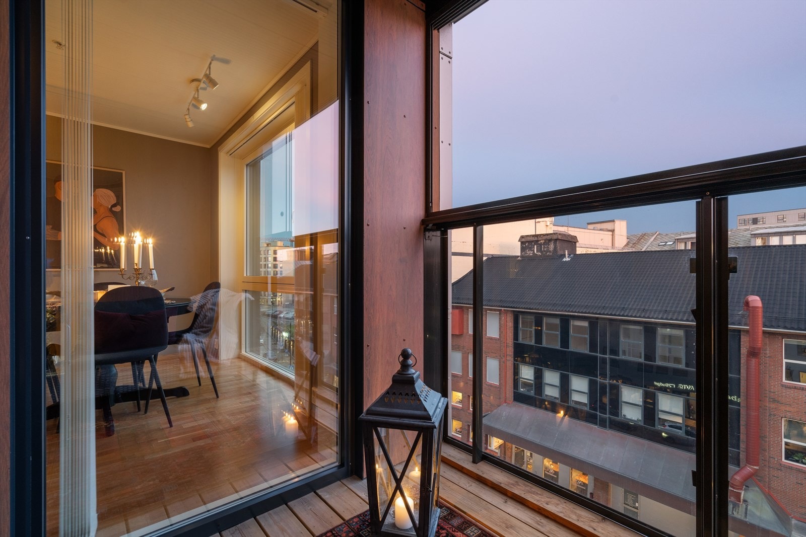 Balkongen har en innglassing som er mulig å åpne opp på varme sommerdager. Galleribilde