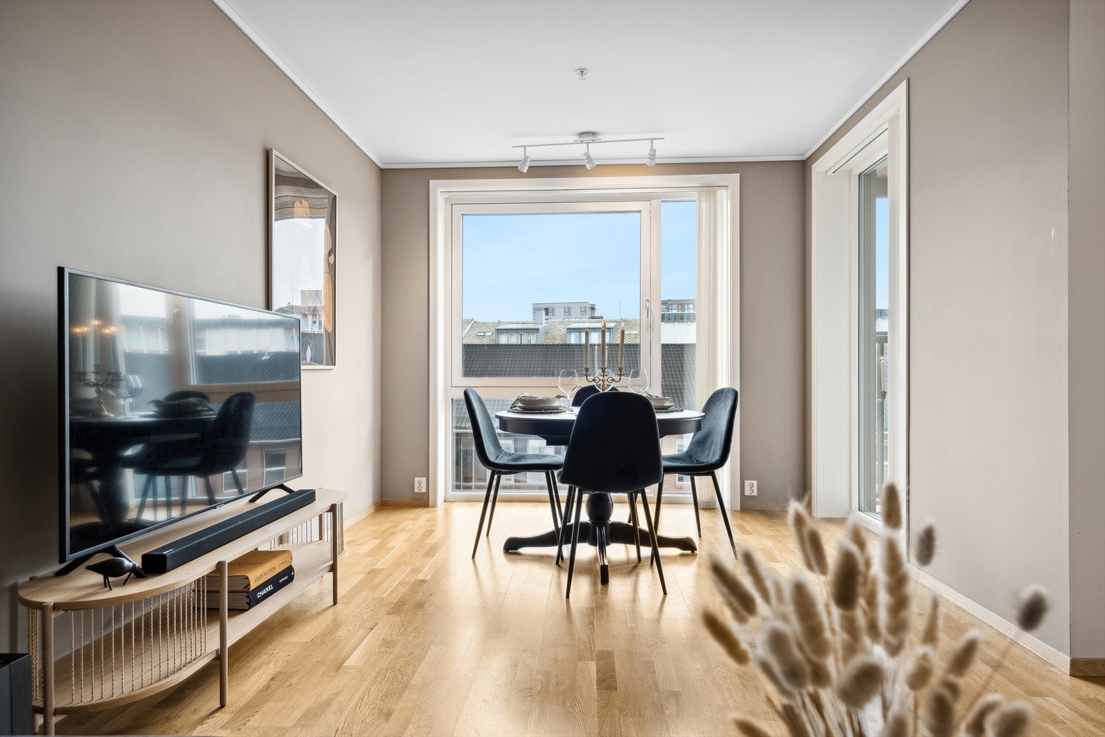 På gulvet er det en tidløs parkett med vannbåren gulvvarme, og veggene er malt i en tidsriktig beigefarge. Galleribilde