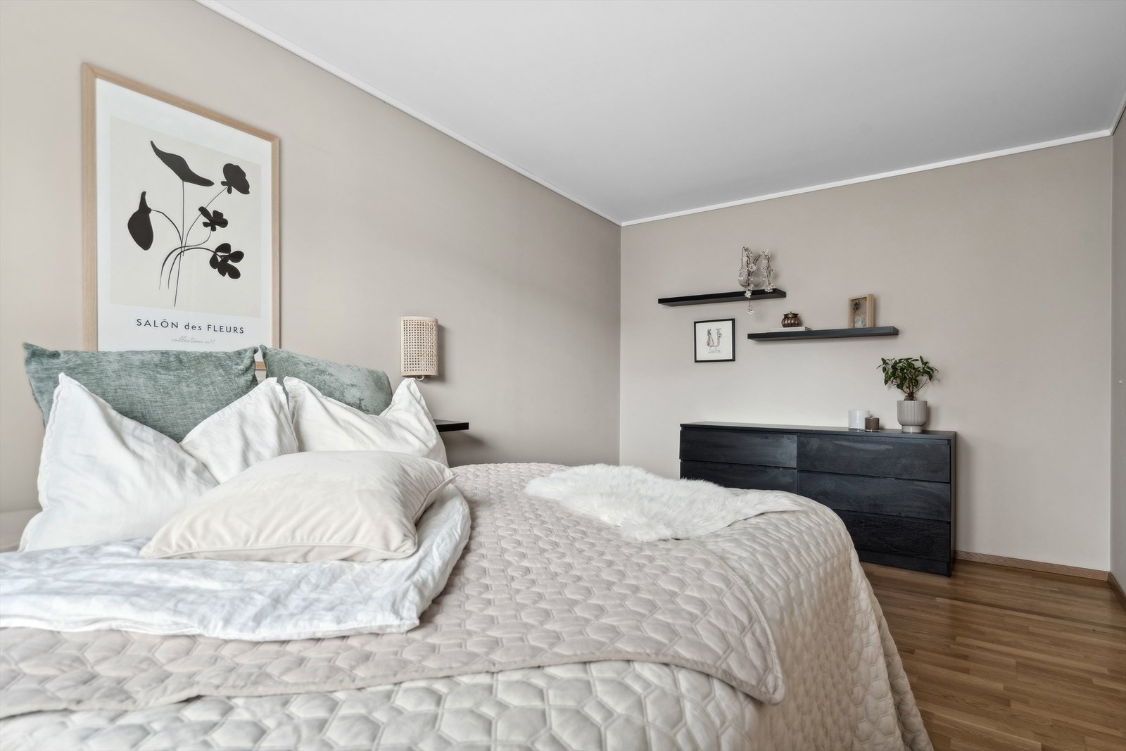 Her har du rikelig med plass til en garderobe eller hjemmekontoret. Galleribilde