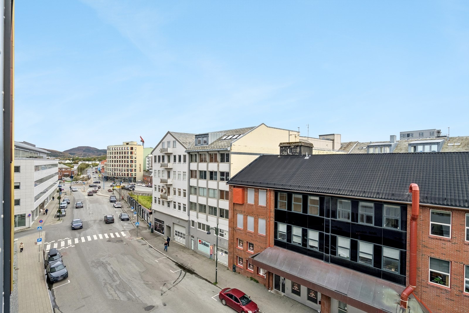 Leiligheten har en urban utsikt over store deler av sjøgata. Galleribilde