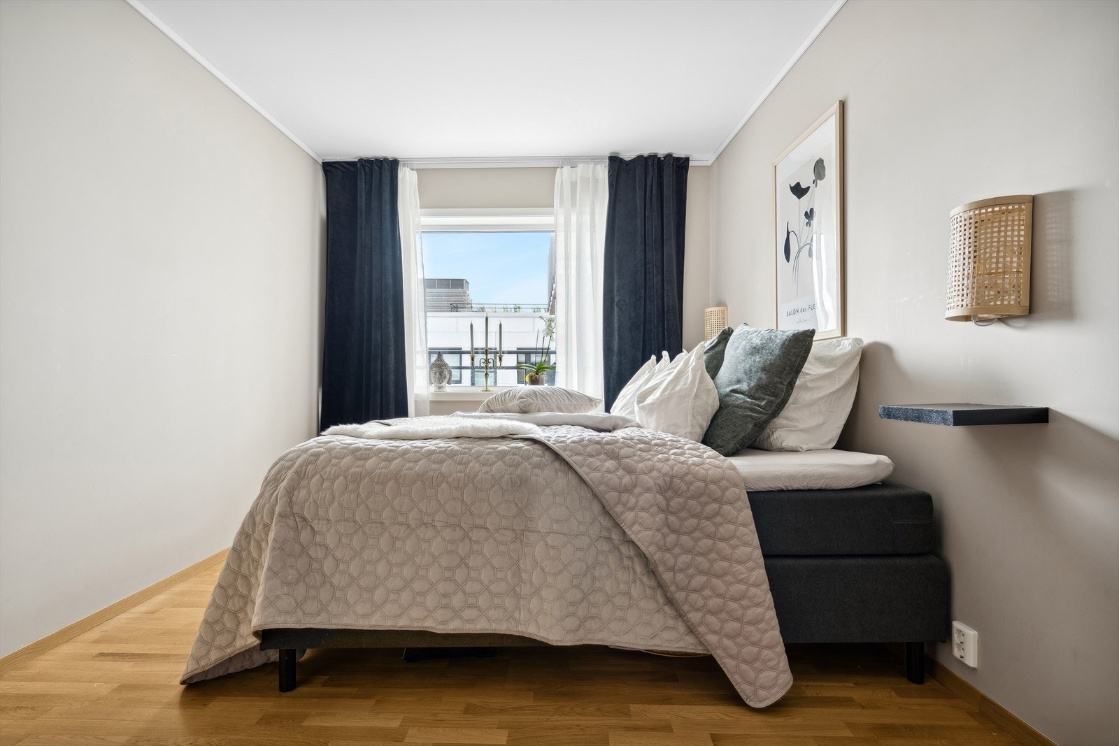 Soverommet er av god størrelse med plass til en stor seng. Galleribilde