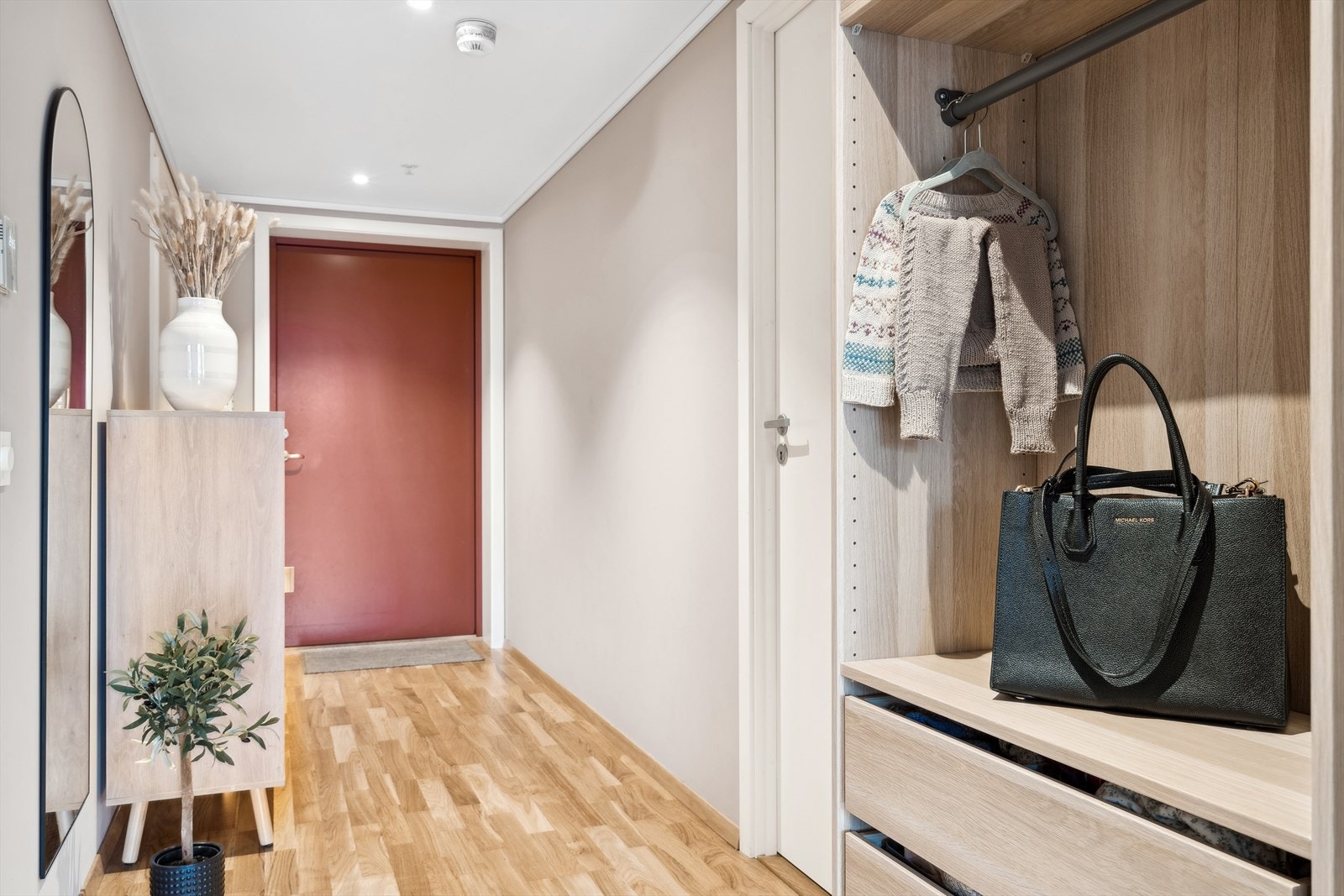 Du ønskes velkommen inn i en lys entré med en praktisk garderobeløsning. Galleribilde