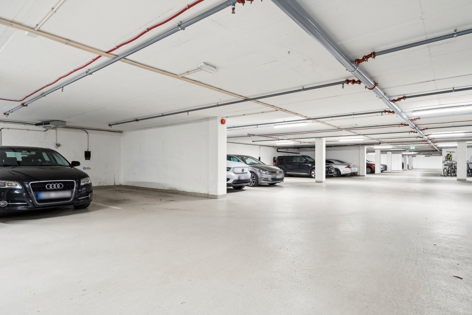 I kjelleren disponerer du en fast parkeringsplass der det er lagt opp for å kunne etablere elbillader. Galleribilde