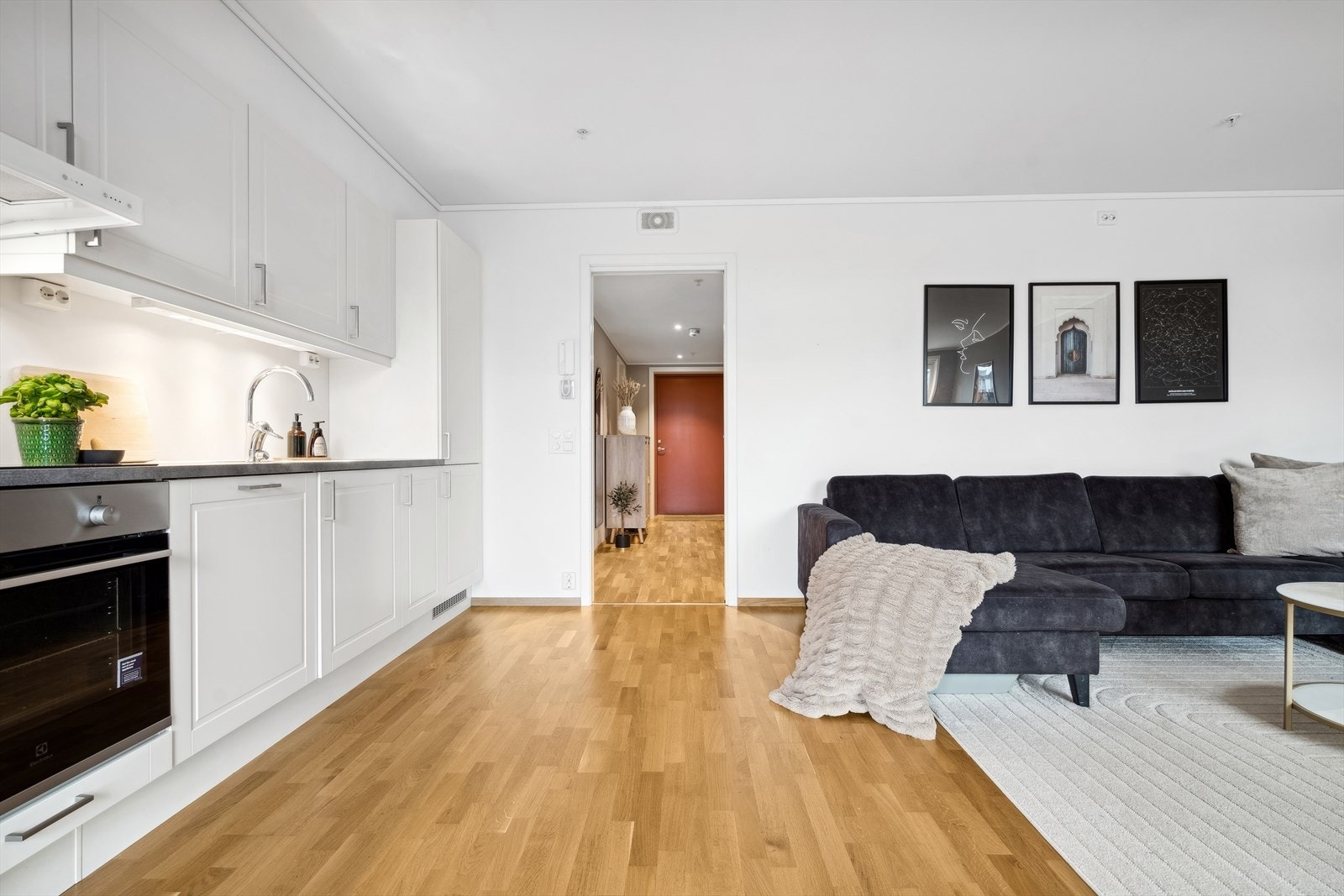 Kjøkkenet har en fin innredning med integrerte hvitevarer bestående av stekeovn, platetopp, oppvaskmaskin og kjøle/fryseskap. Galleribilde