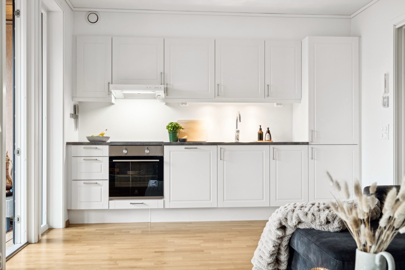 Det er montert lys under overskapene som gir god belysning under matlagingen. Galleribilde