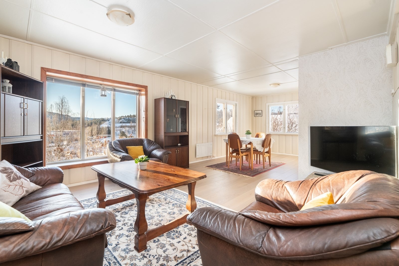 Boligen har en lys og fin vinkelstue med plass til både sofagruppe og spisestue. Galleribilde