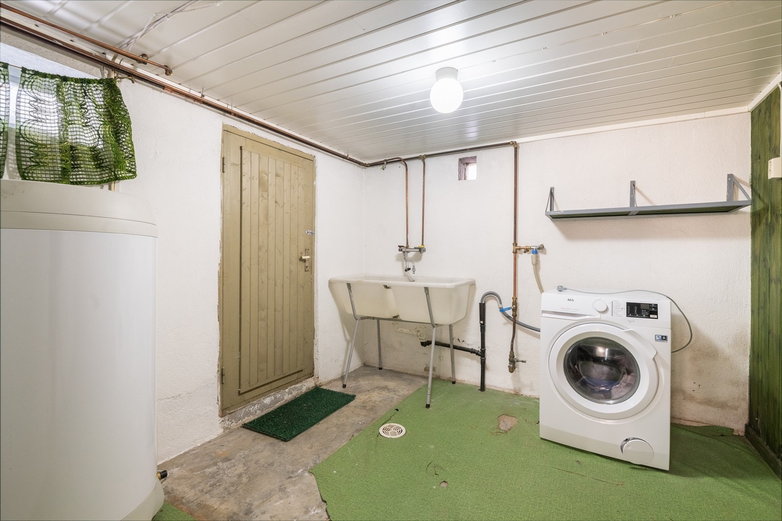 Eldre vaskerom med egen utgang. Galleribilde
