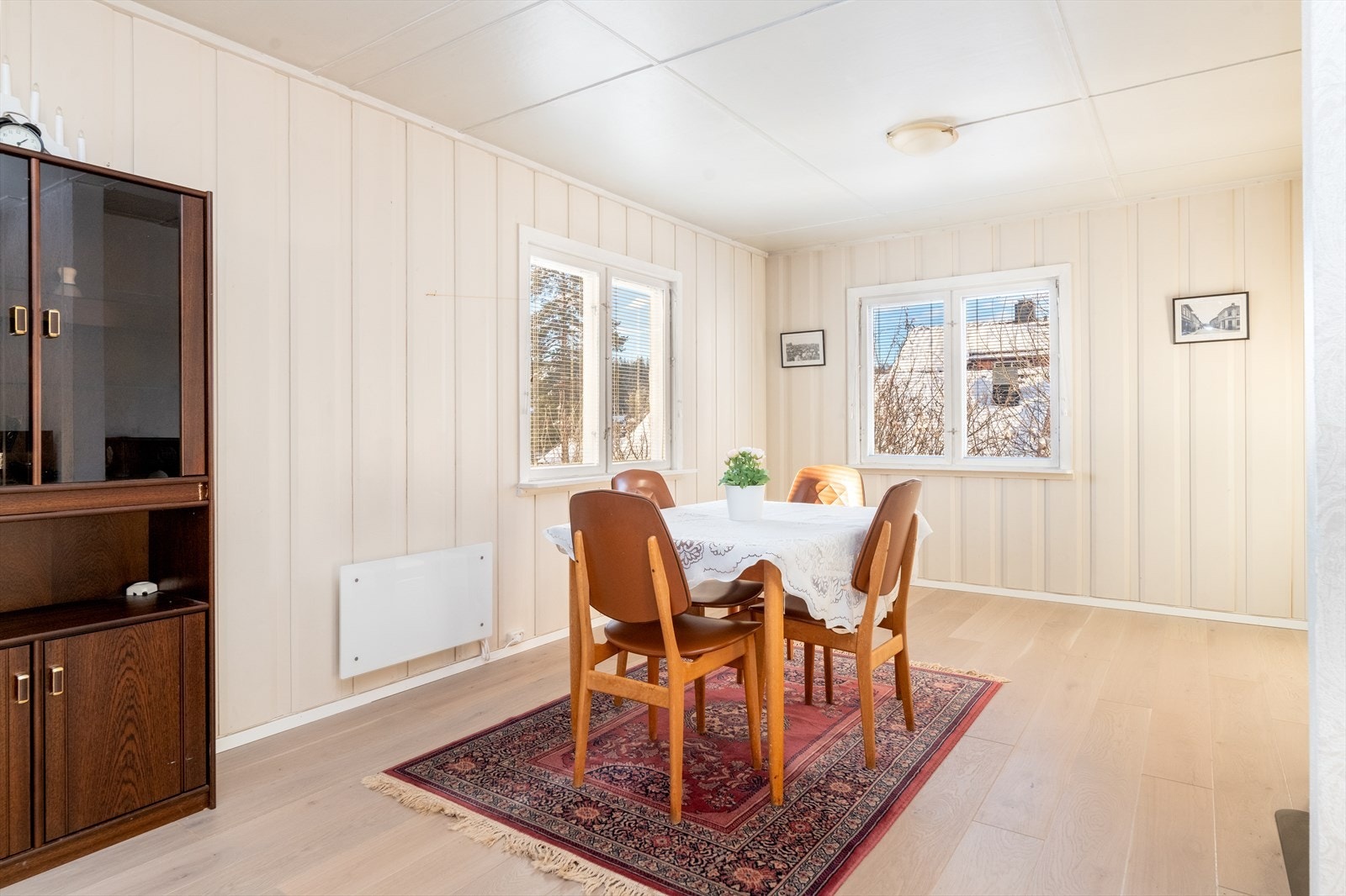 Vinduene slipper godt med lys inn til spiseplassen. Galleribilde