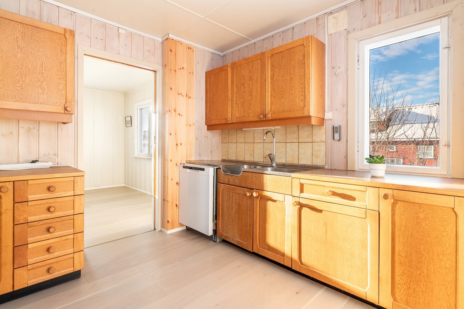 Kjøkkenet har innredning med glatte fronter og benkeplate av laminat. Over stekesone er det ventilator med avtrekk ut. Galleribilde