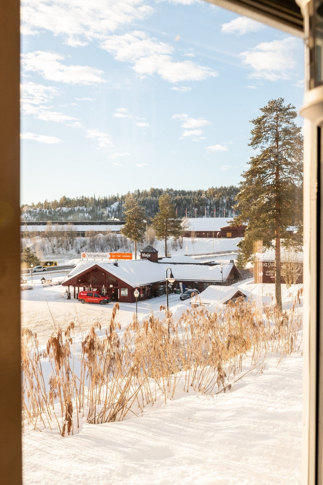 Utsikt fra stuevindu over nærmiljøet. Galleribilde