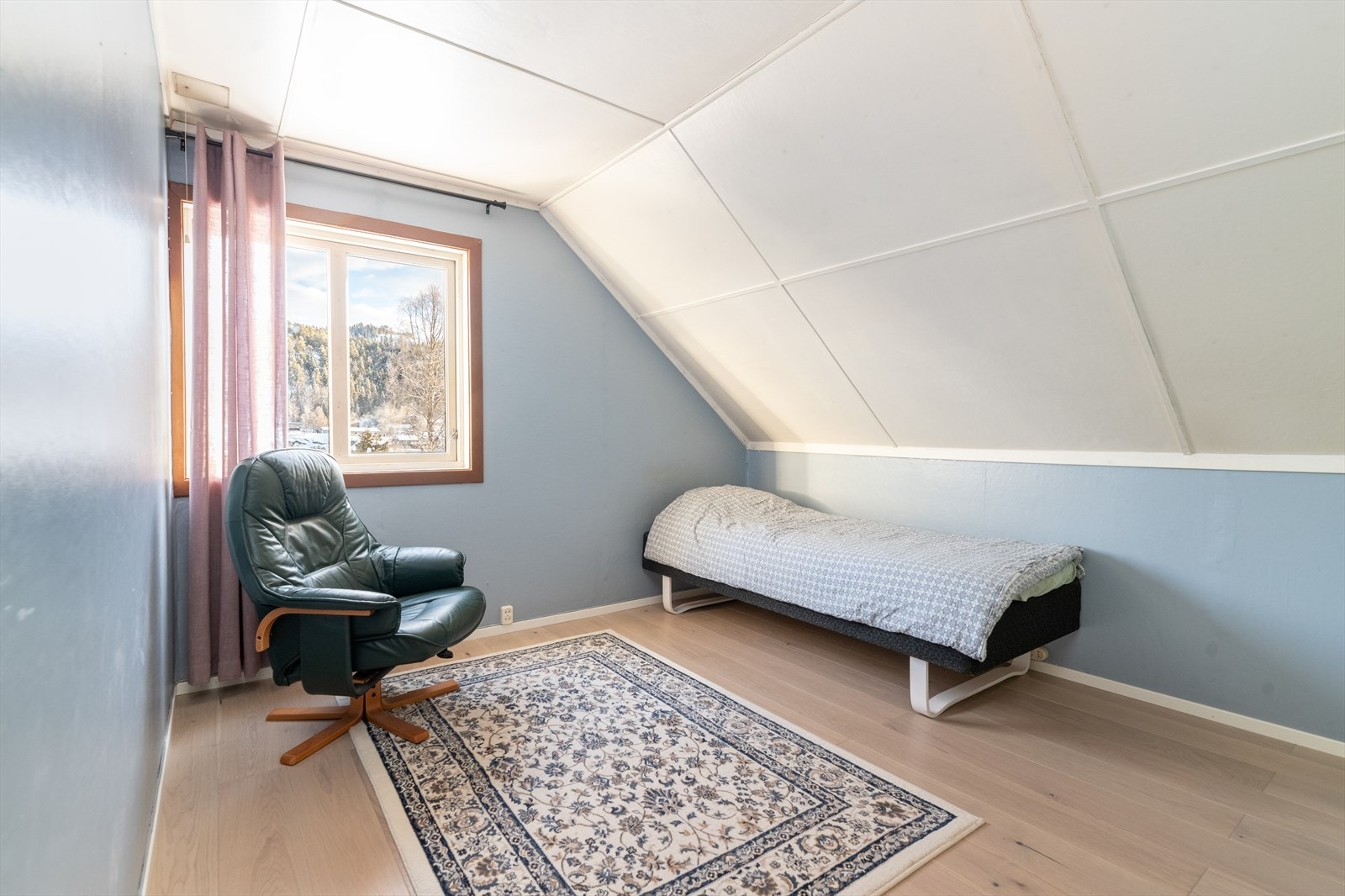 Boligen har tre hyggelige soverom i 2.etg. Galleribilde