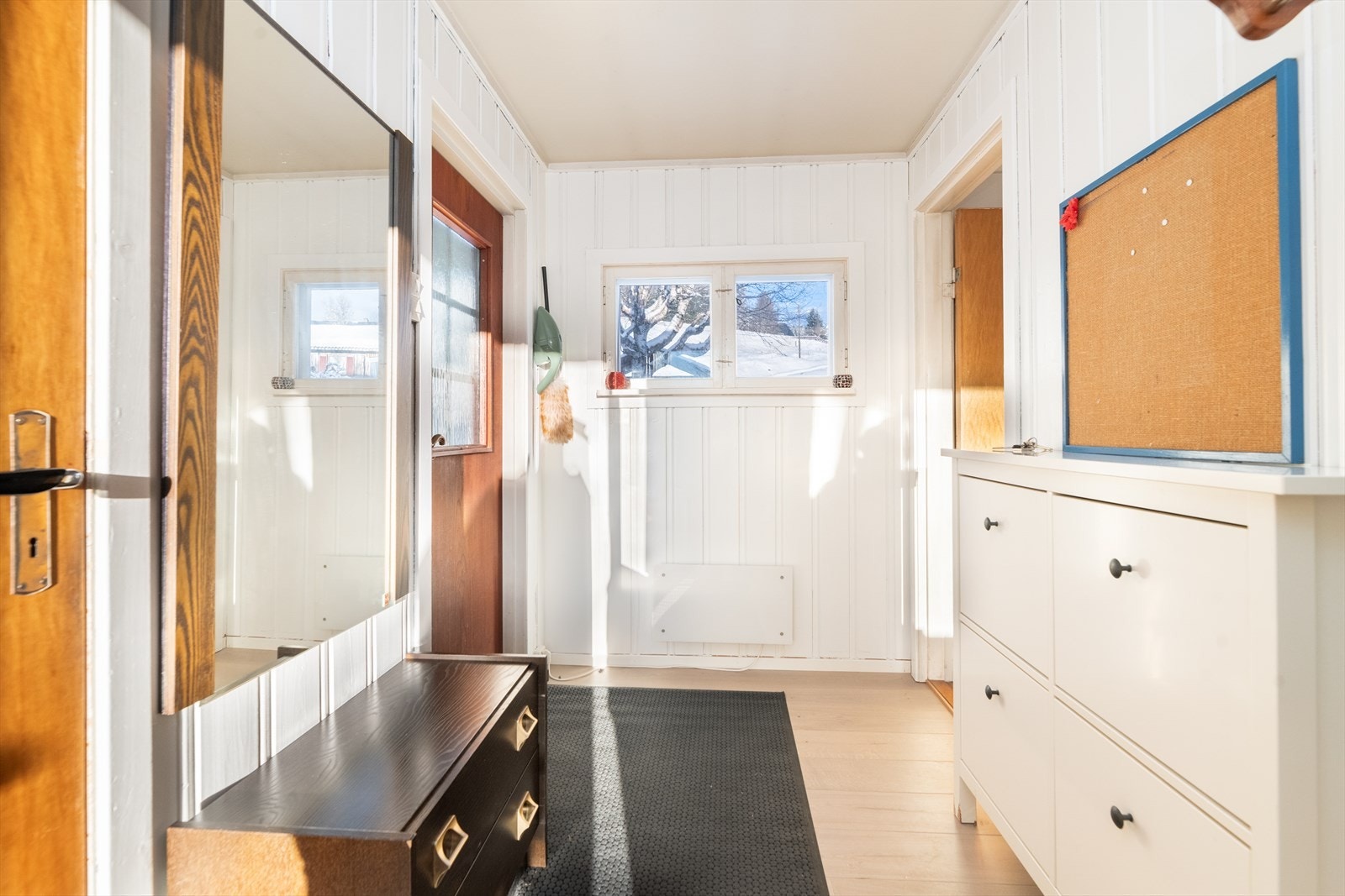 Lys og trivelig entre som ønsker velkommen inn i boligen. Galleribilde