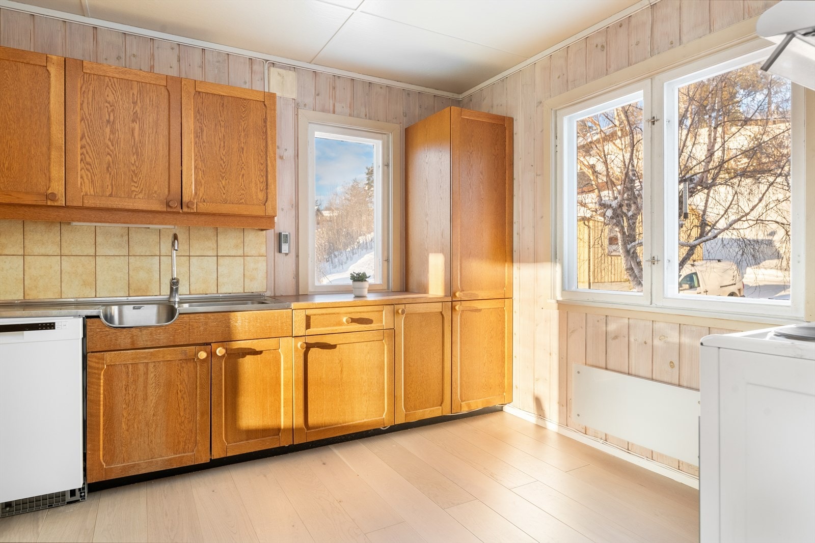 Kjøkken med god skap- og benkeplass. Det er fin plass til kjøkkenbord i forbindelse med vindu. Galleribilde