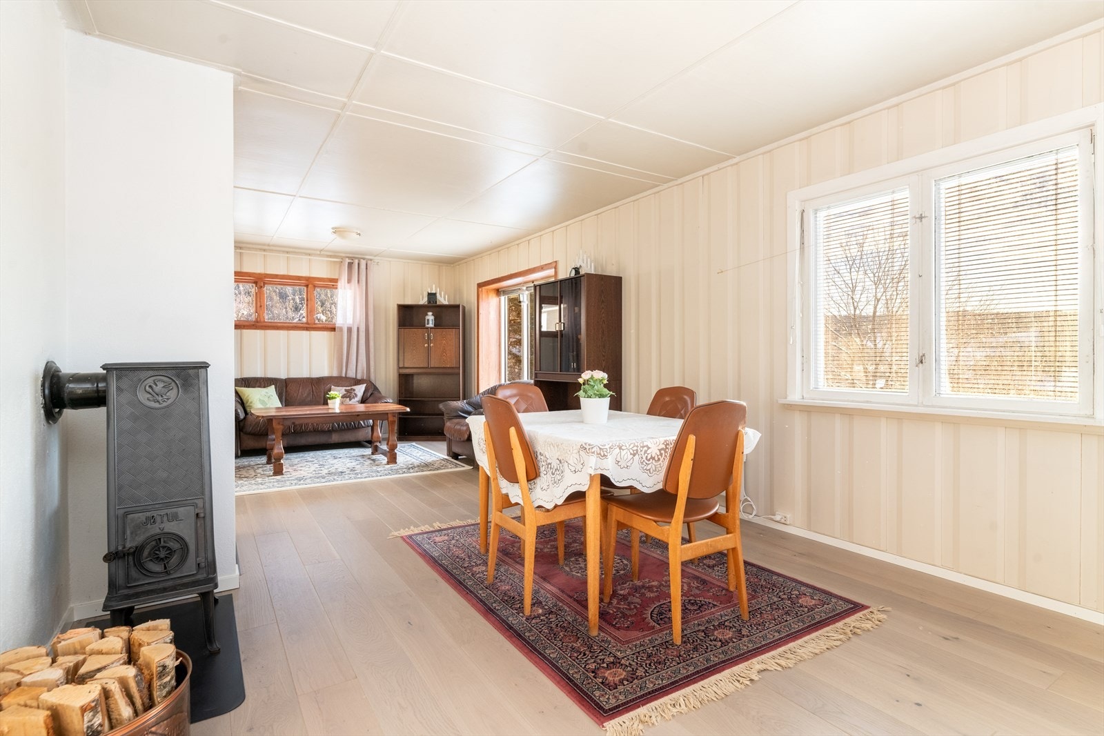 I stuen er det montert vedovn for lun varme på kaldere dager. Galleribilde