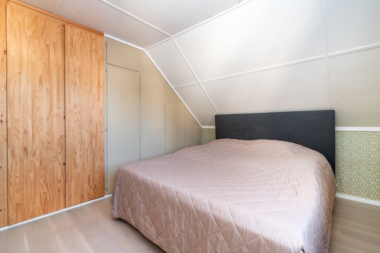 Hovedsoverommet har god plass til dobbeltseng og flere plassbygde skap i vegg. Galleribilde