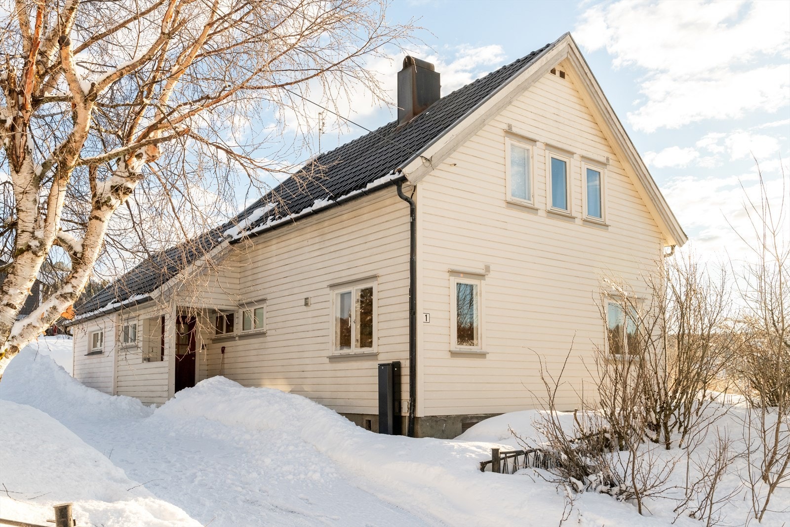 Det er kort vei til skole, barnehage og idrettsplass, samt til Fristadsenteret i Åmot sentrum hvor det er et rikholdig utvalg av butikker, apotek, vinmonopol, frisør osv. Her kan du få ordnet det meste. Galleribilde