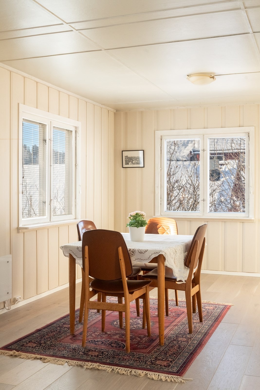 Overflater i boligen består hovedsakelig parkett på gulv, tapet og trepanel på vegger og malte plater i tak. Galleribilde