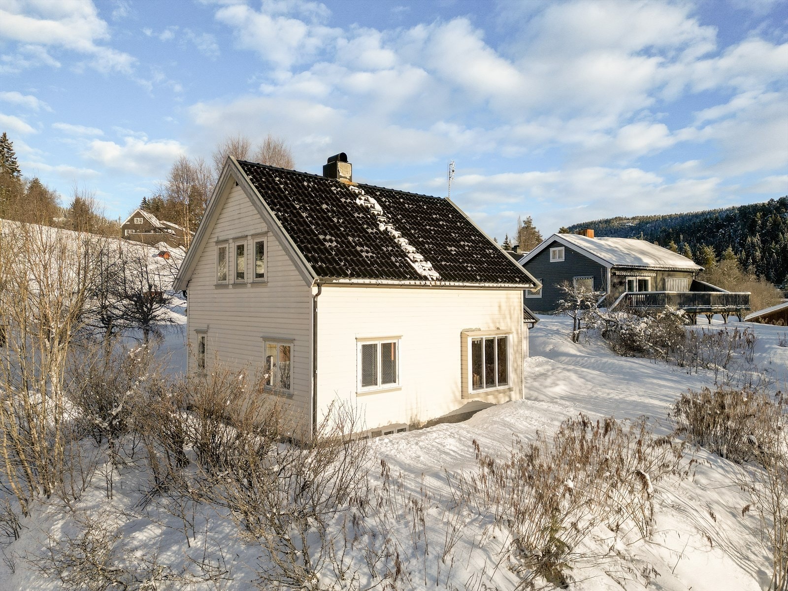 En hyggelig enebolig med fin beliggenhet like ved Åmot sentrum, med god utsikt over nærområdet. Galleribilde