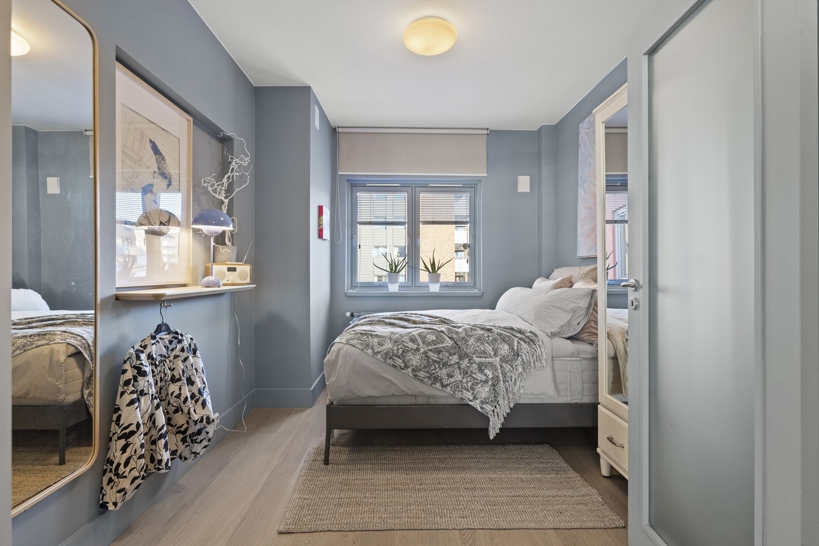 Stort og luftig soverom med god plass til stor dobbeltseng. Galleribilde