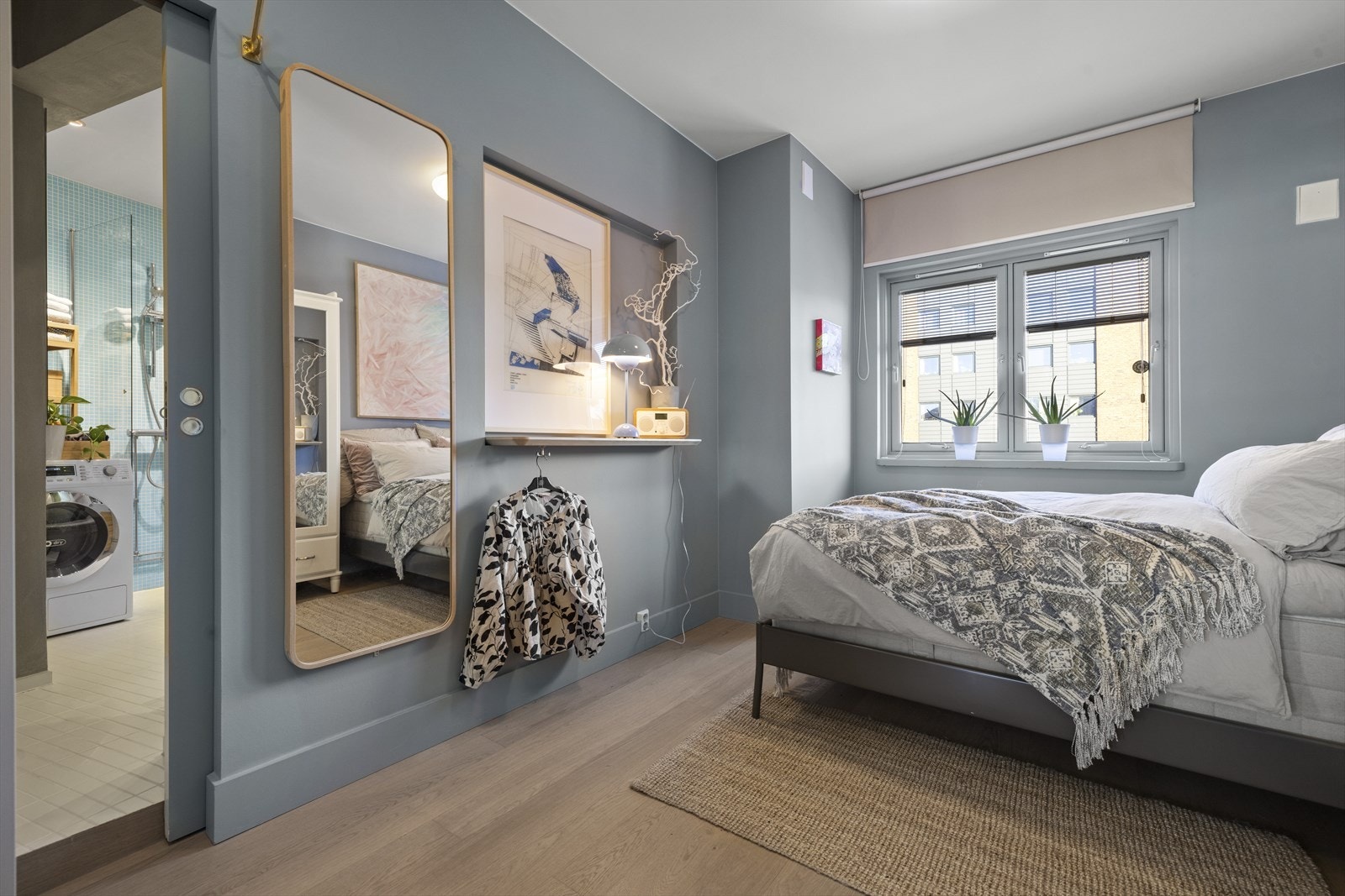 Det er skyvedør fra soverom og inn til bad samt fra bad og ut til stue. Galleribilde