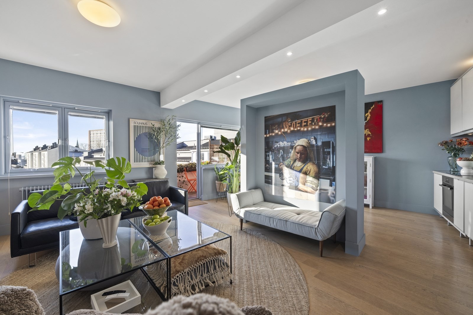 Med en delvis åpen stue- og kjøkkenløsning får du en god romfølelse, og fra kjøkkenet kan du holde samtalen i gang mens du disker opp et måltid. Galleribilde