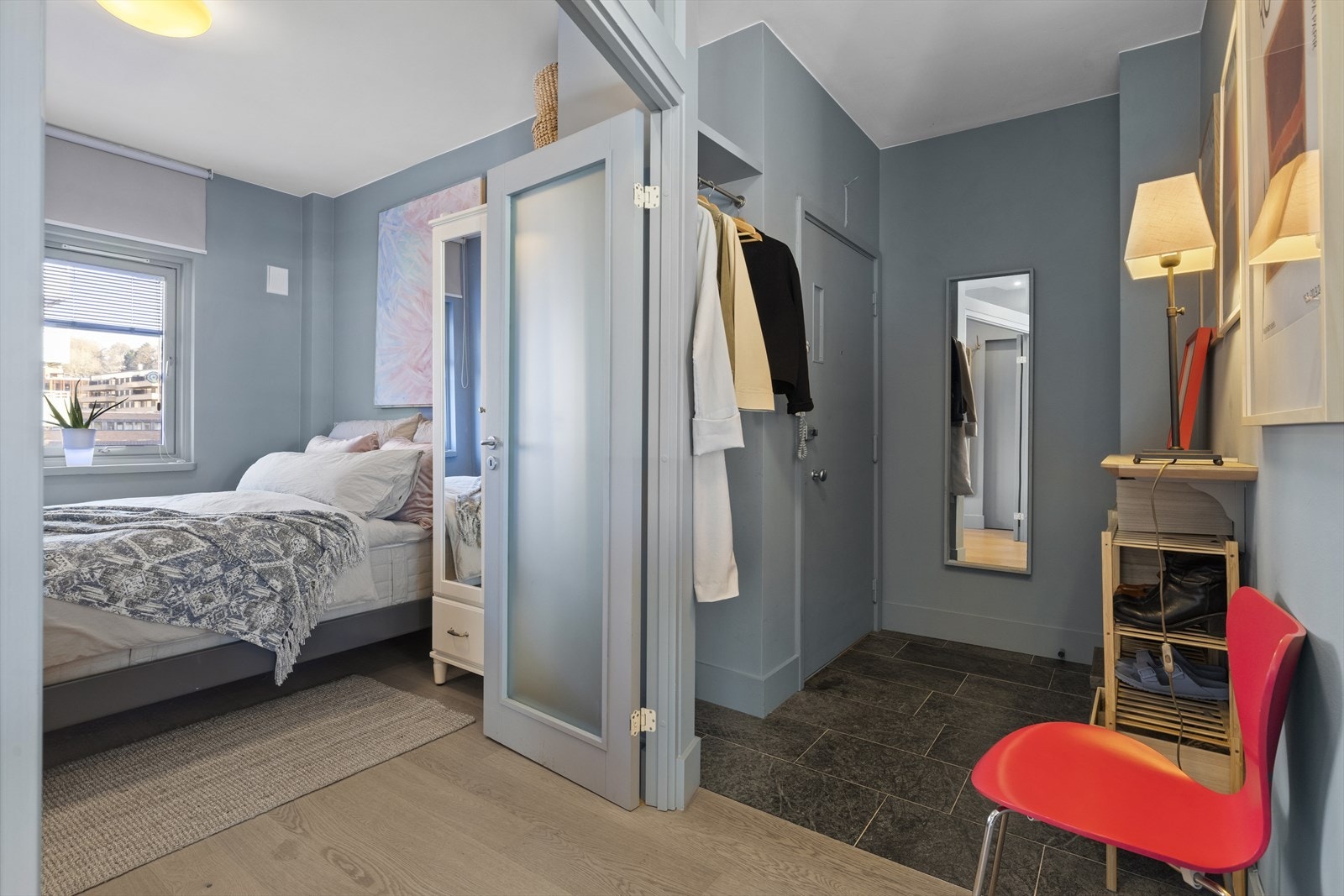 Tofløyede innerdører med glassfelt til soverommene. Galleribilde