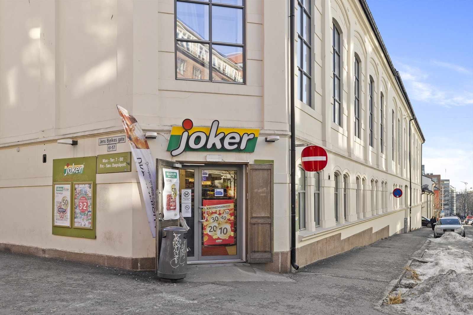 Godt tilbud av dagligvareforretninger like ved med blant annet Joker som er åpen alle dager i uken. Galleribilde