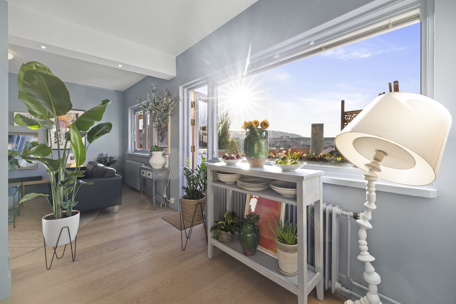 Leiligheten har store vindusflater som gir en luftig og åpen romfølelse. Galleribilde