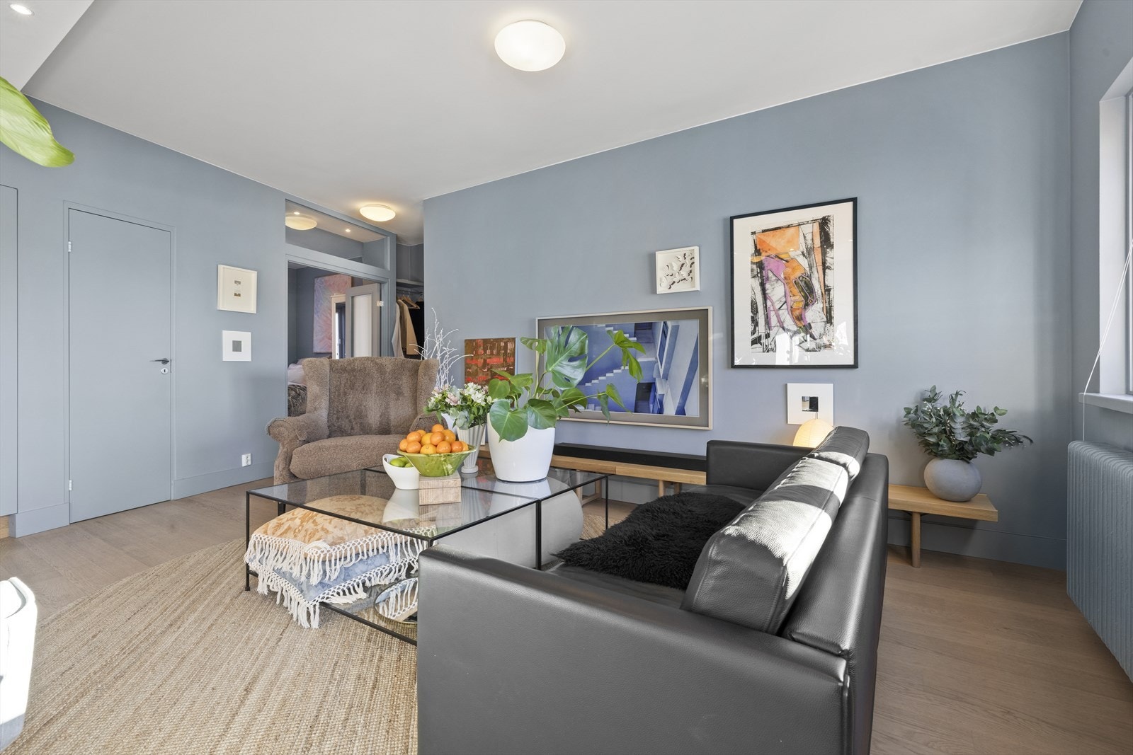 Malt hele leiligheten blå (alt utenom Sov 2) ble malt/sparklet/pusset fuget; tak, vegger vinduer, dører og så videre. Renset parketten. Galleribilde