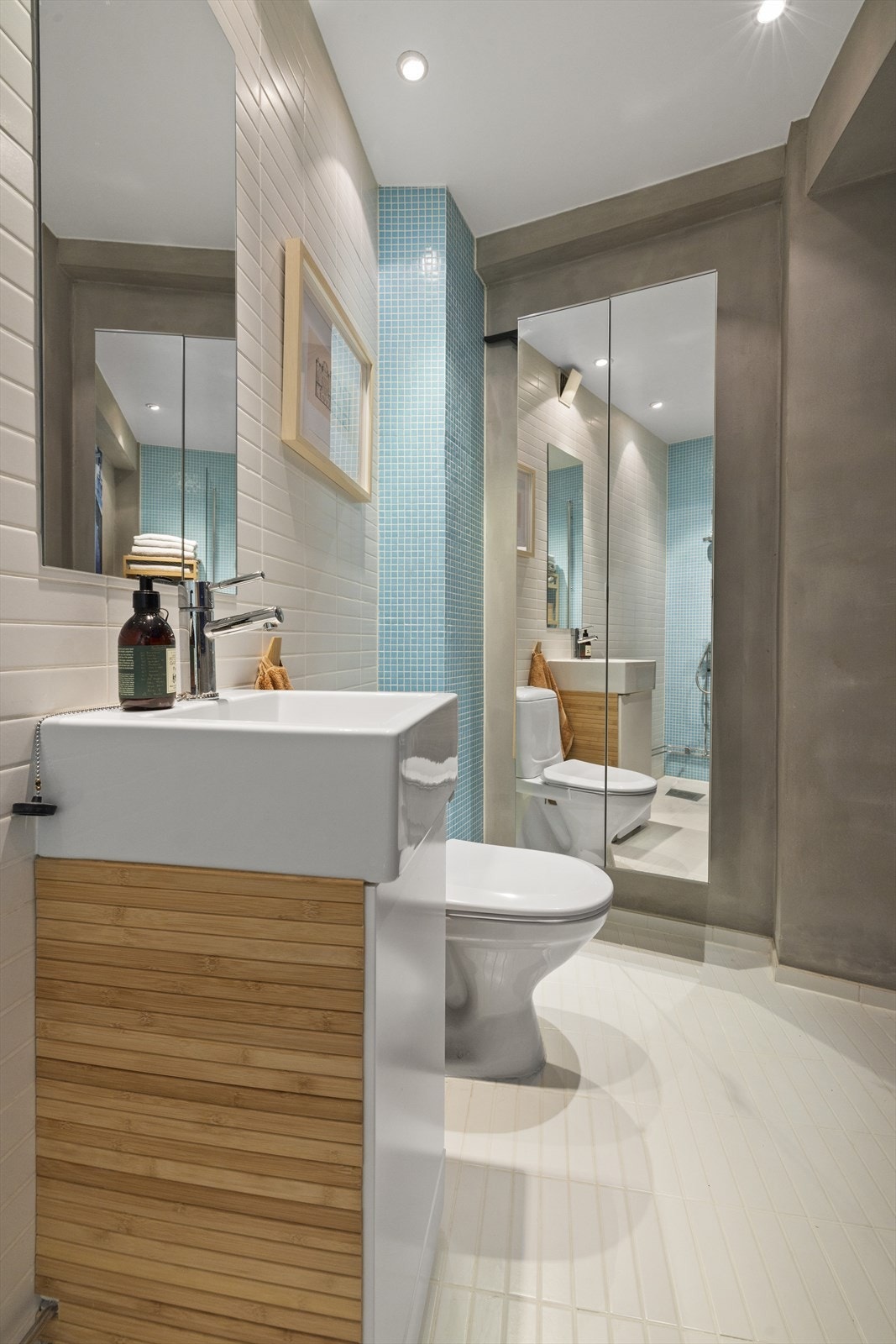 Malt glatt himling med downlights. Flislagt gulv med gulvvarme (elektrisk). Galleribilde