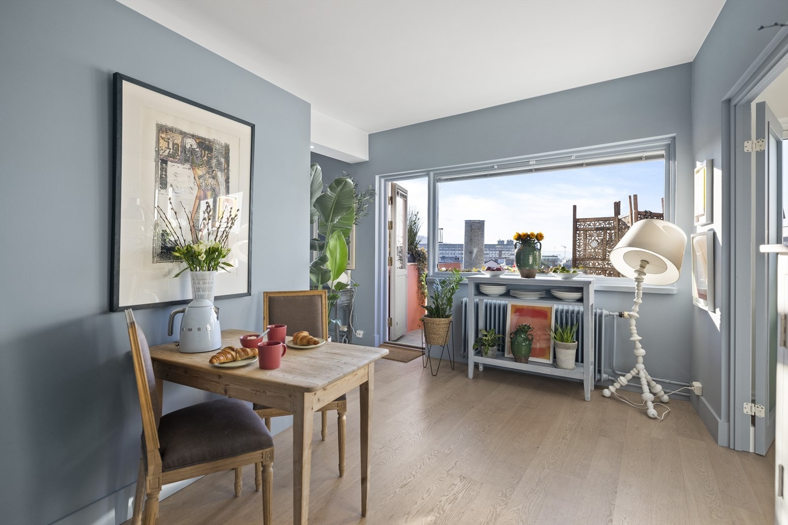 Spisebordsgruppen finner sin naturlige plass i rommet, og man kan enkelt invitere venner og familie til middag. Galleribilde